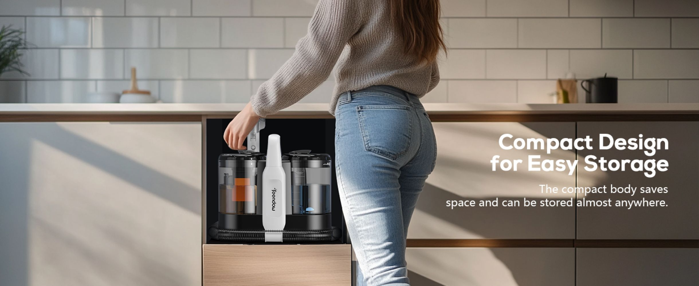 Mujer con jeans y suéter guarda botella blanca en dispositivo de limpieza compacto.