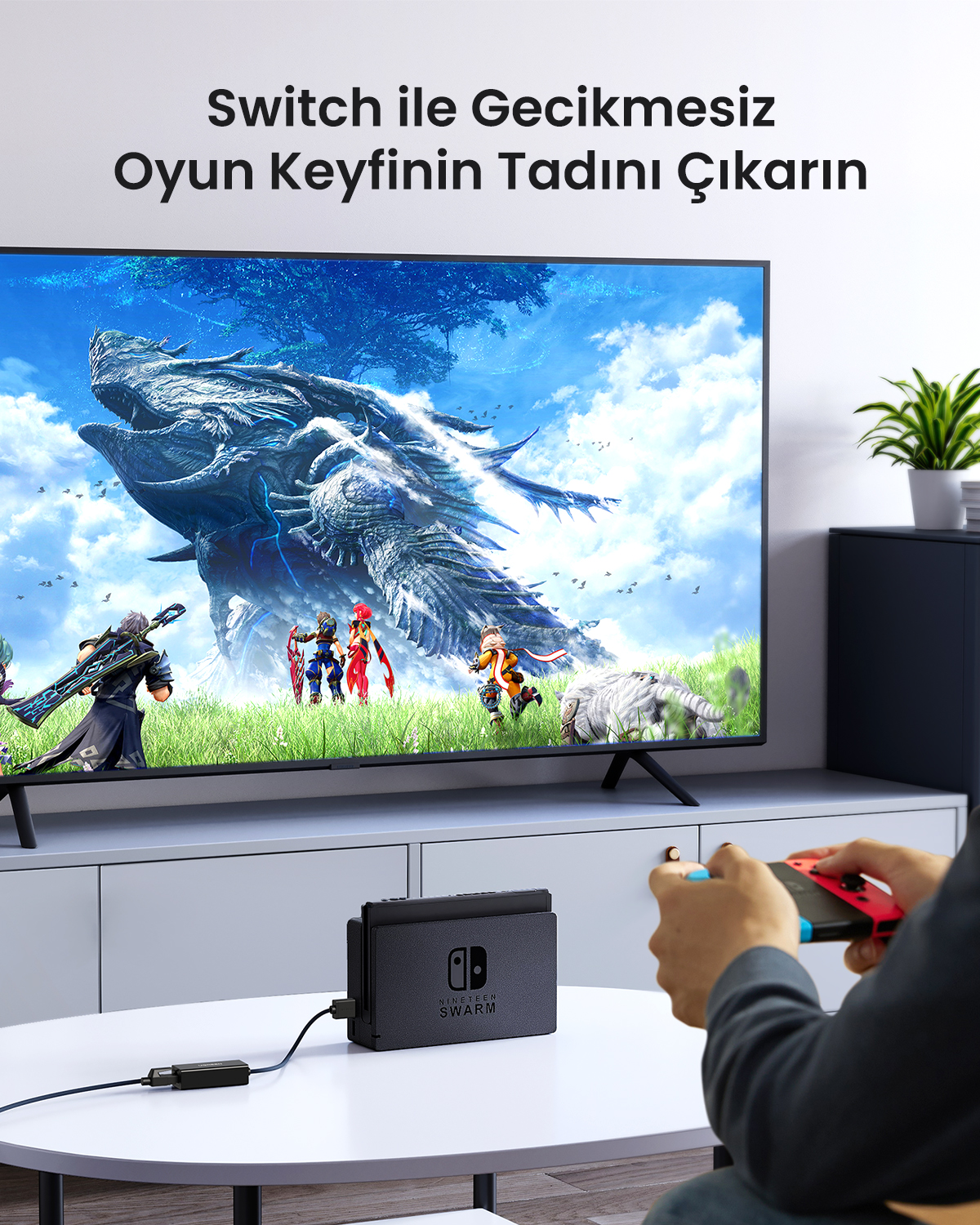 Bir adam Nintendo Switch oynuyor. Ekranda ejderhalar ve karakterlerin olduğu bir oyun görünüyor.
