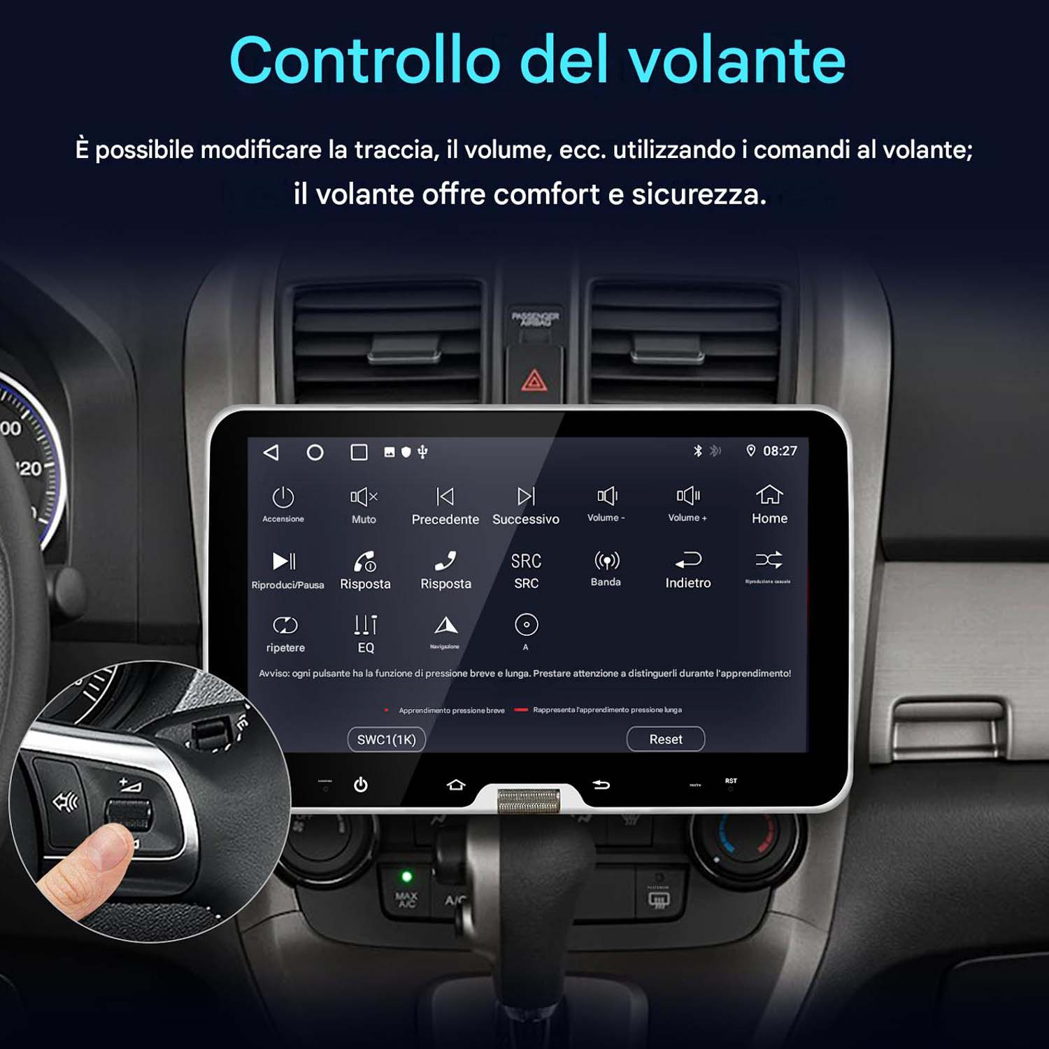 Un dito preme un pulsante sul volante collegato a un display touchscreen dell'auto.