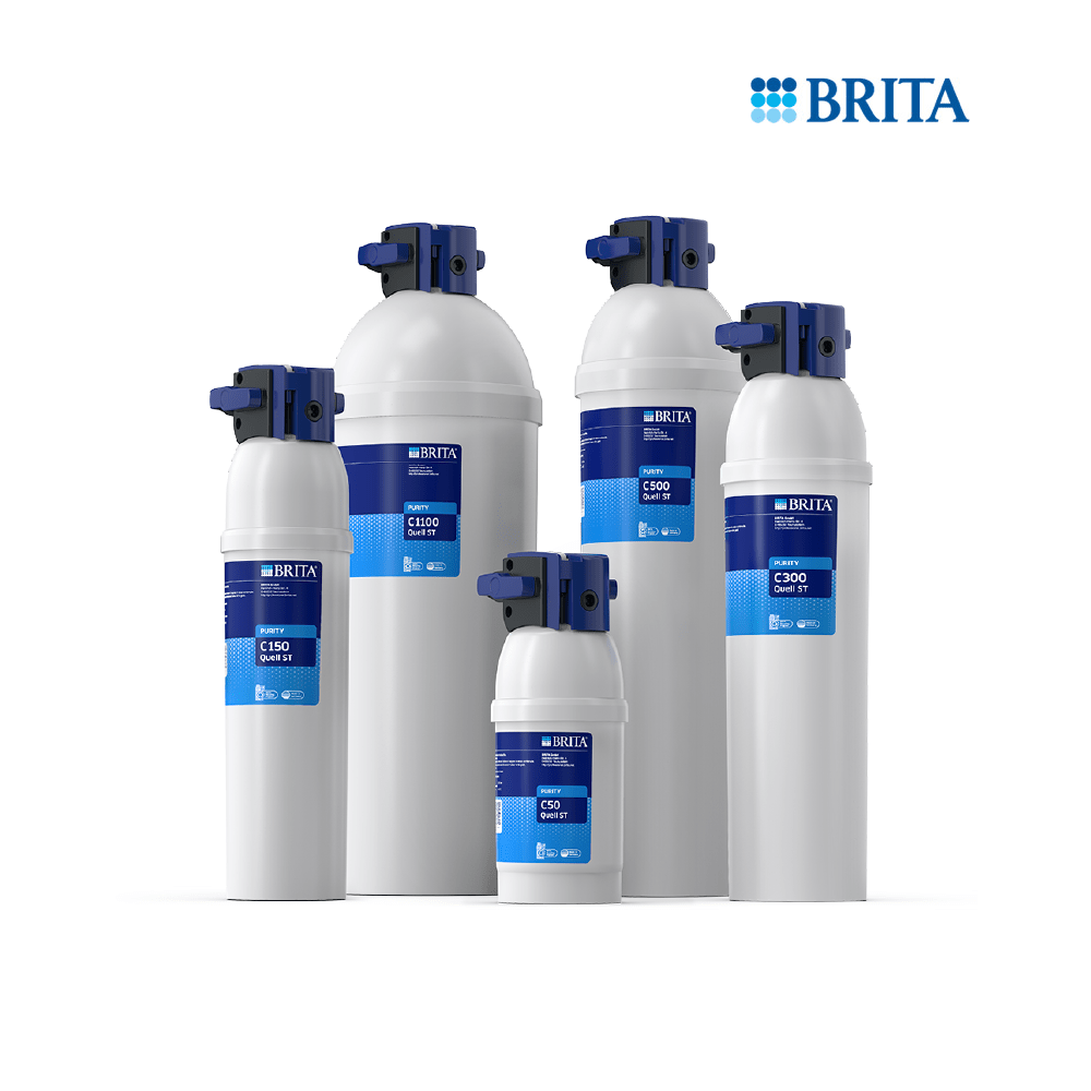 Cinq filtres à eau Brita blancs de tailles variées avec connecteurs bleus.