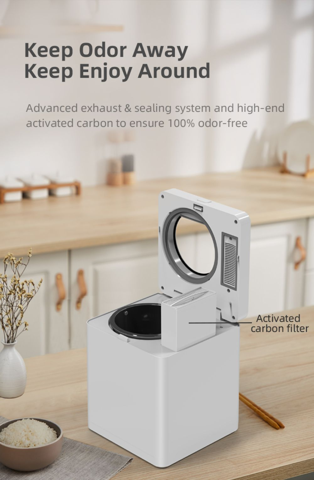 Purificatore d'aria bianco con coperchio aperto su tavolo di legno. Filtro a carboni attivi visibile.