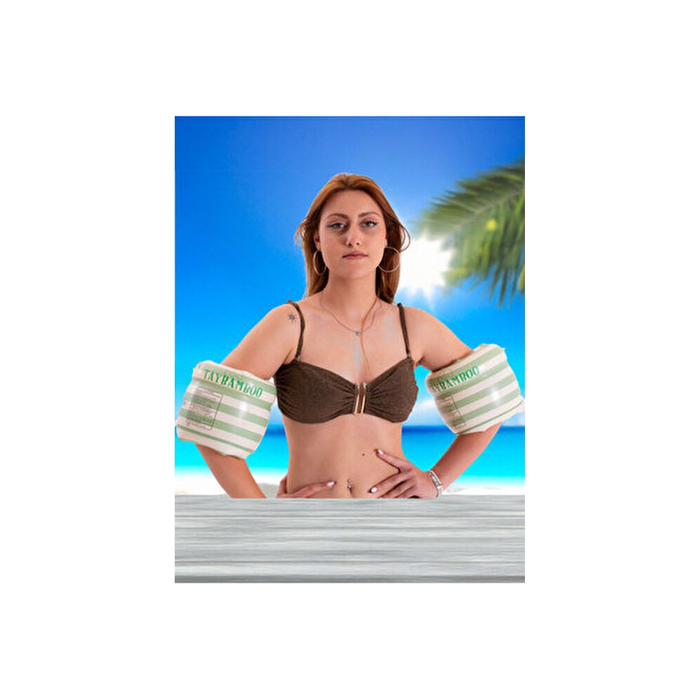 Plajda kollukları olan kadın, kahverengi bikini, mavi gökyüzü, palmiye ağaçları.