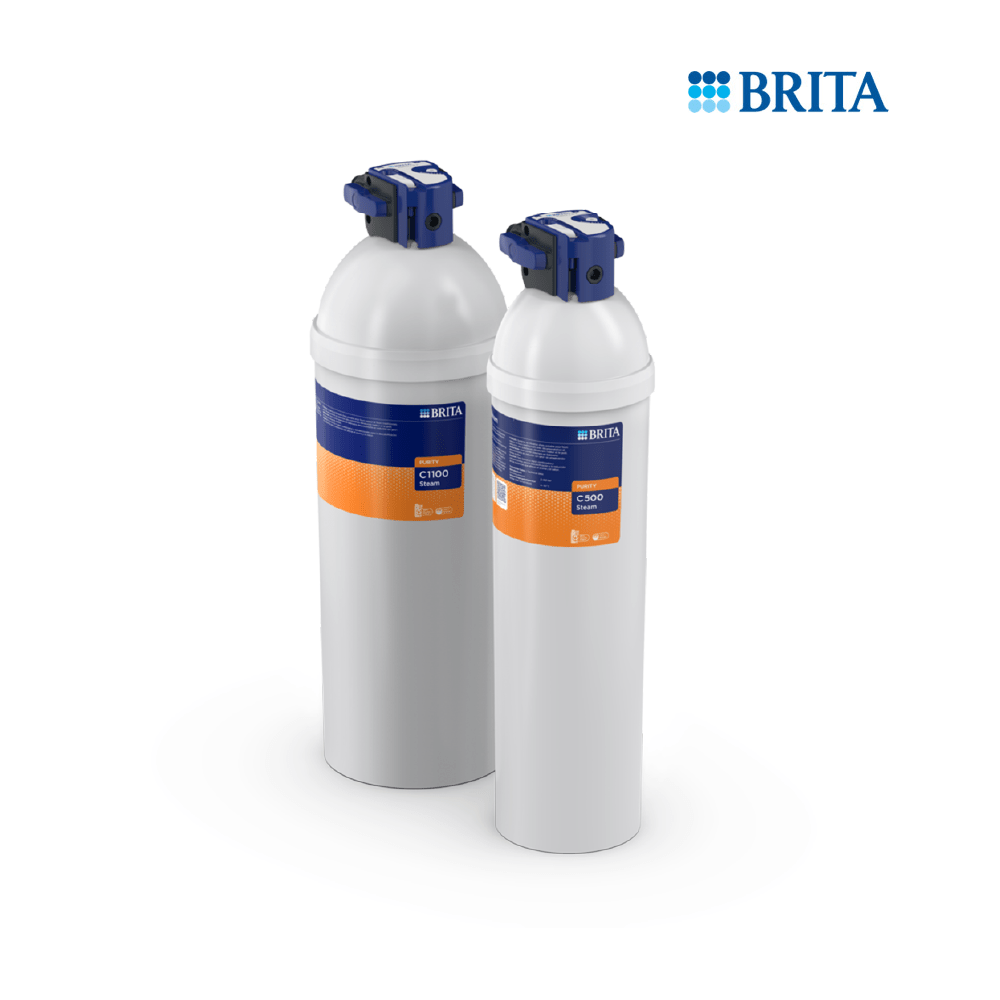 Zwei weiße Brita Wasserfilterkartuschen mit blauen und orangen Etiketten.