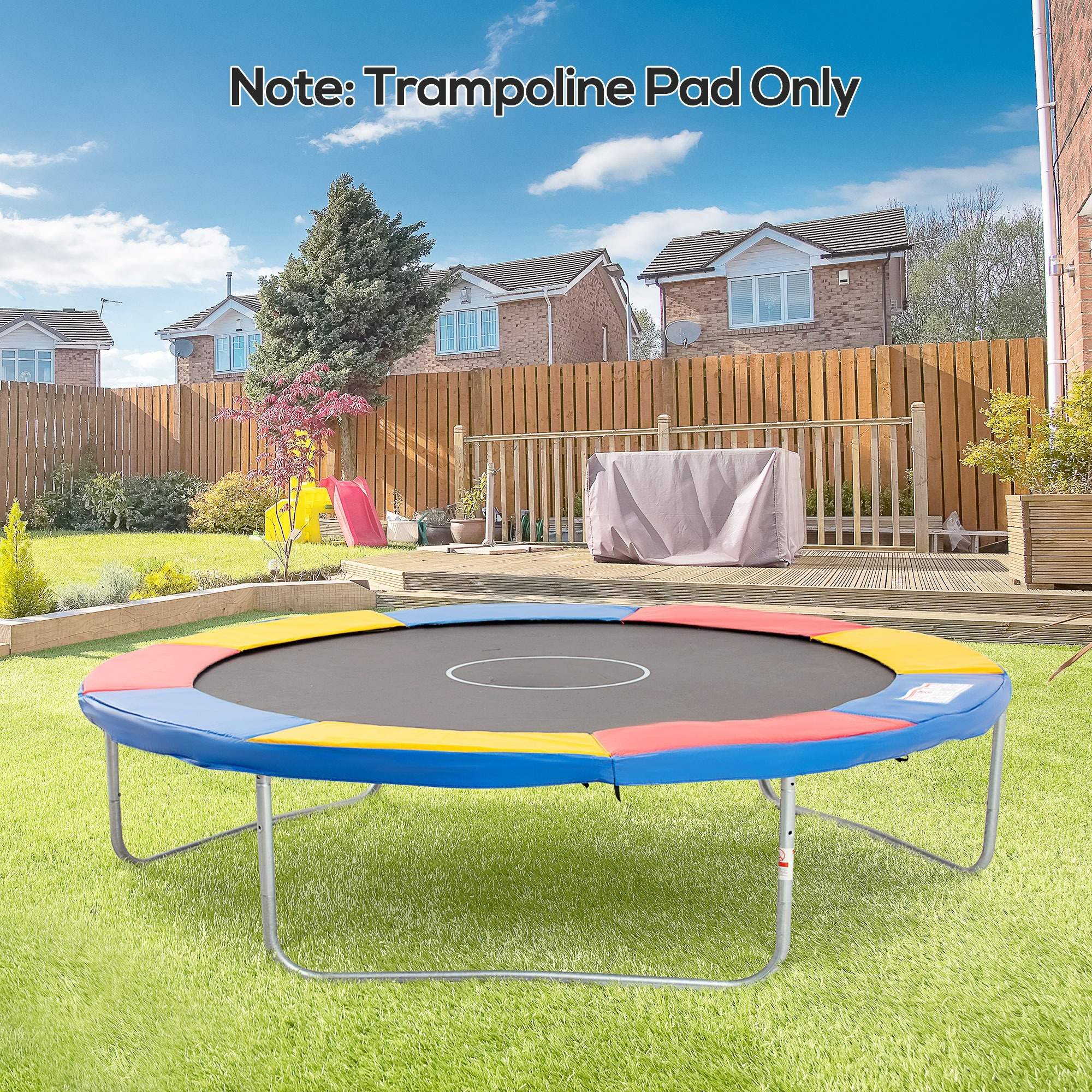 Ein Trampolin mit blauer, roter und gelber Umrandung steht auf einem grünen Rasen.