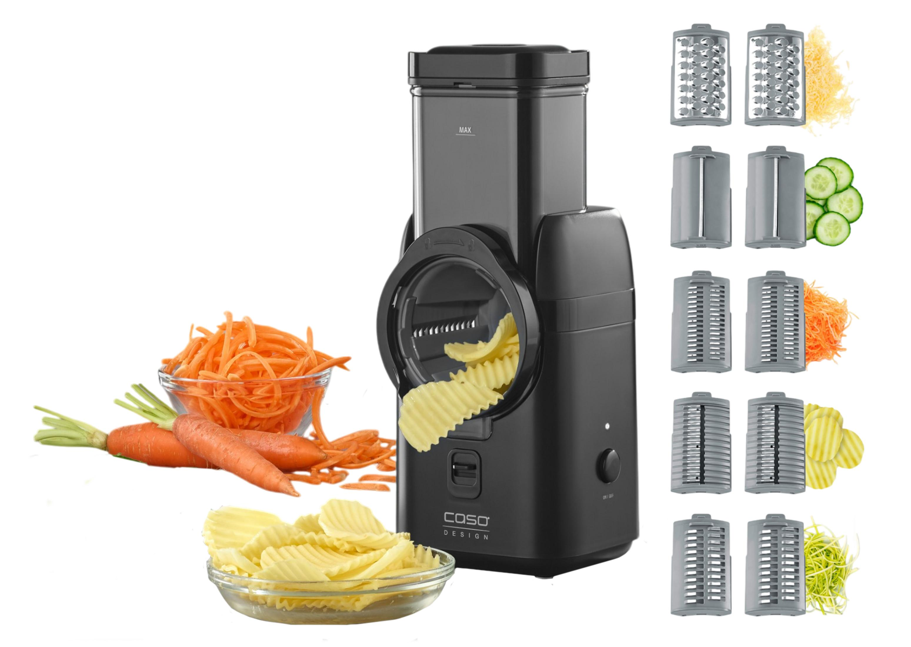Un'affettatrice per verdure nera con vari accessori e verdure tagliate.