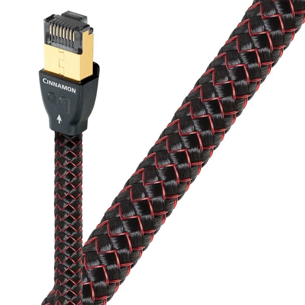 Kırmızı ipli siyah Ethernet kablosu, altın konektörlü ve "Cinnamon" logolu.