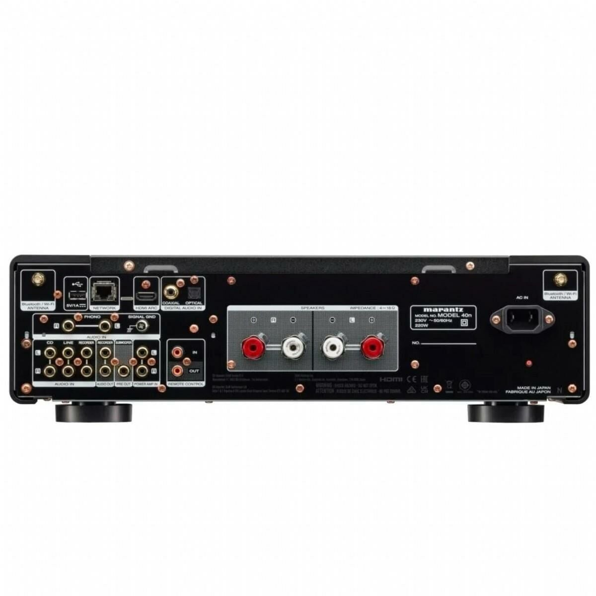 Çeşitli giriş/çıkış portlarını gösteren siyah Marantz amplifikatörün arkası.