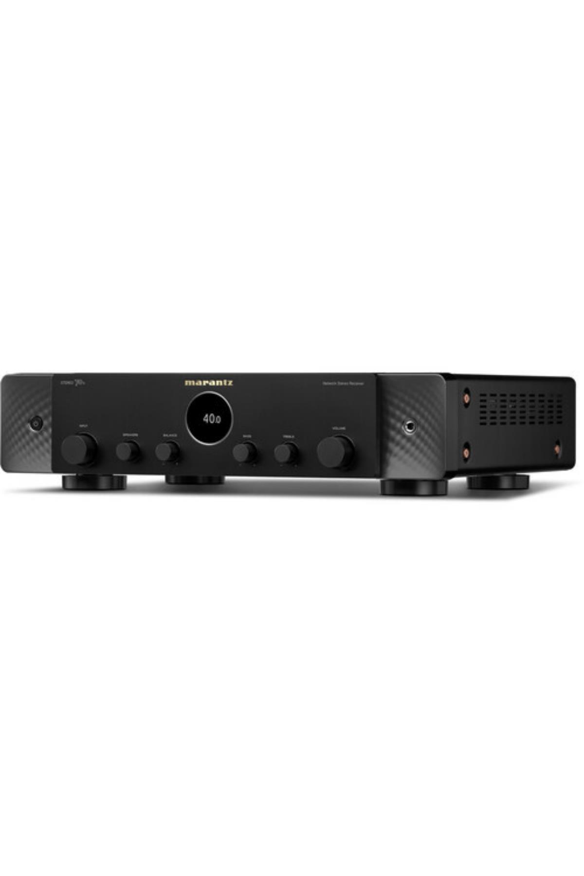 Yuvarlak düğmeli ve dijital ekranlı siyah Marantz stereo amplifikatör.