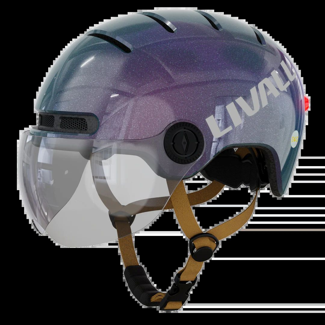 Casco viola glitterato con visiera e cinghie.