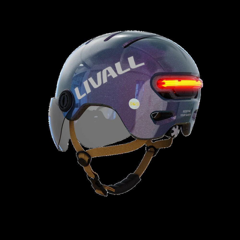 Un casco Livall viola scintillante con visiera e fanale posteriore rosso.