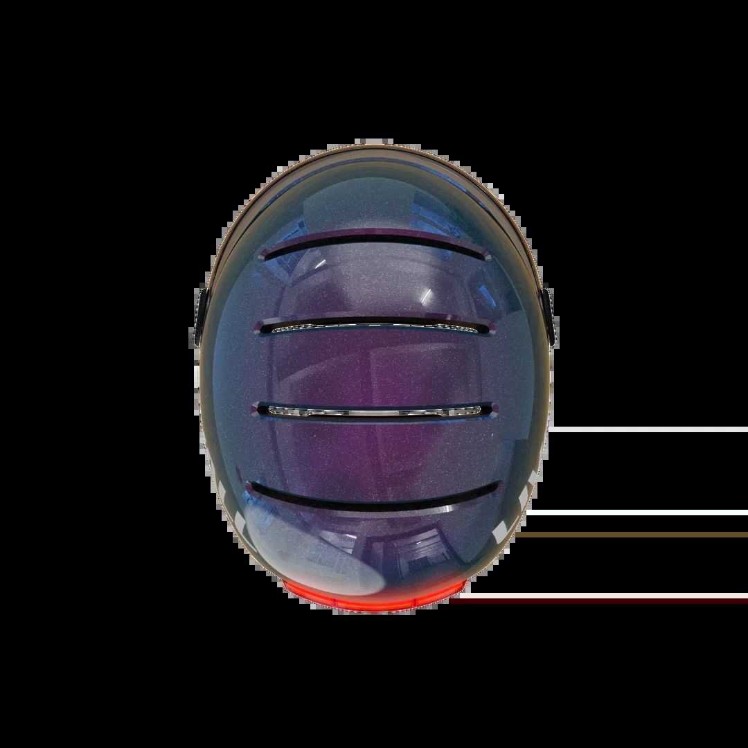 Casco da bicicletta blu scuro con luce posteriore rossa e fessure di ventilazione.