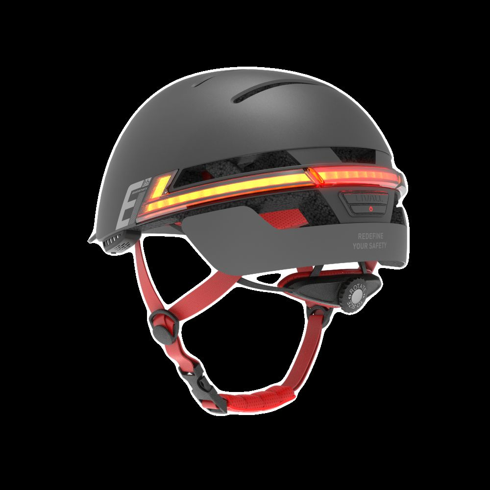 Un casco nero con cinghie rosse e luce posteriore rossa integrata.