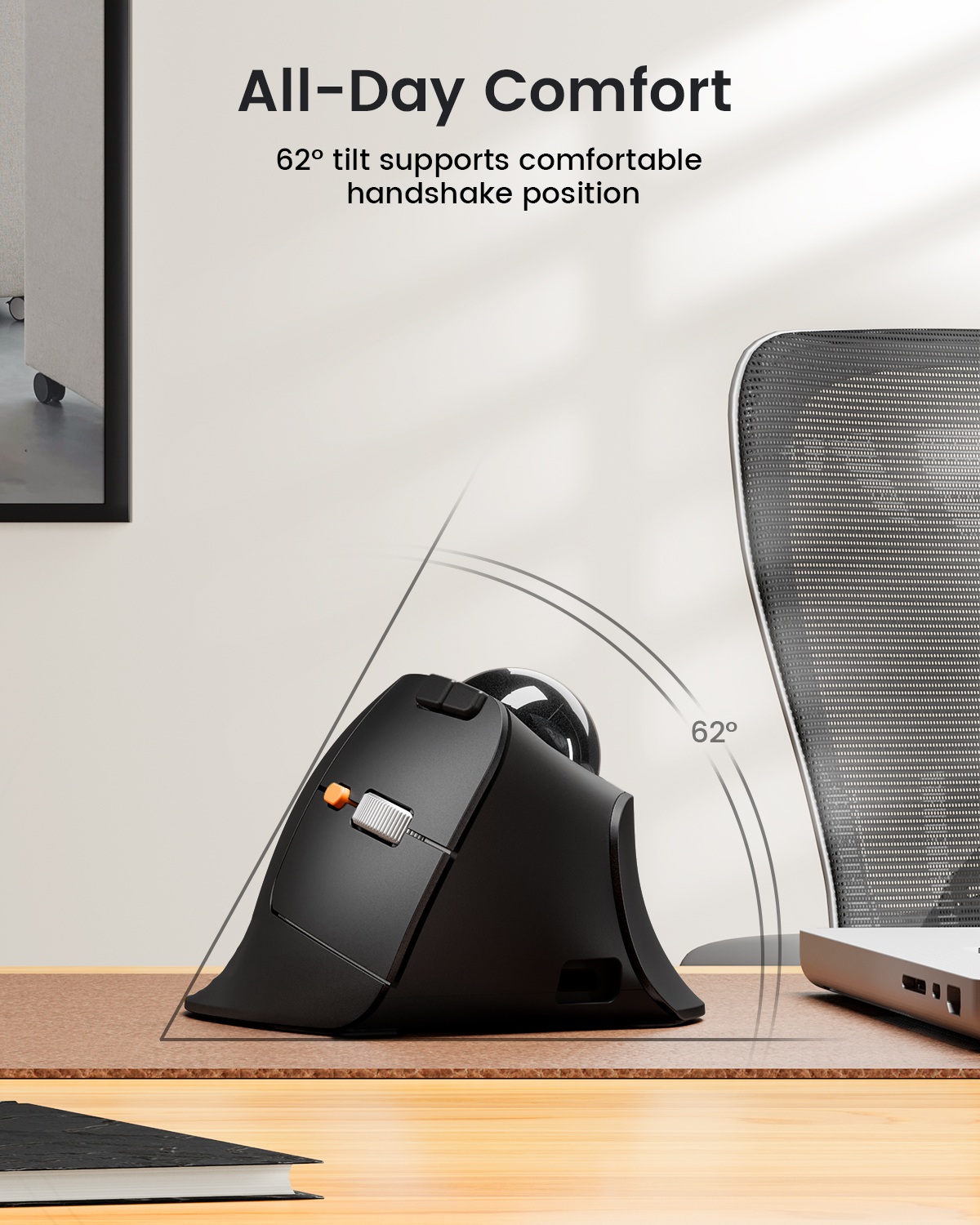 Ratón ergonómico negro con inclinación de 62° sobre el escritorio, junto a portátil y silla.