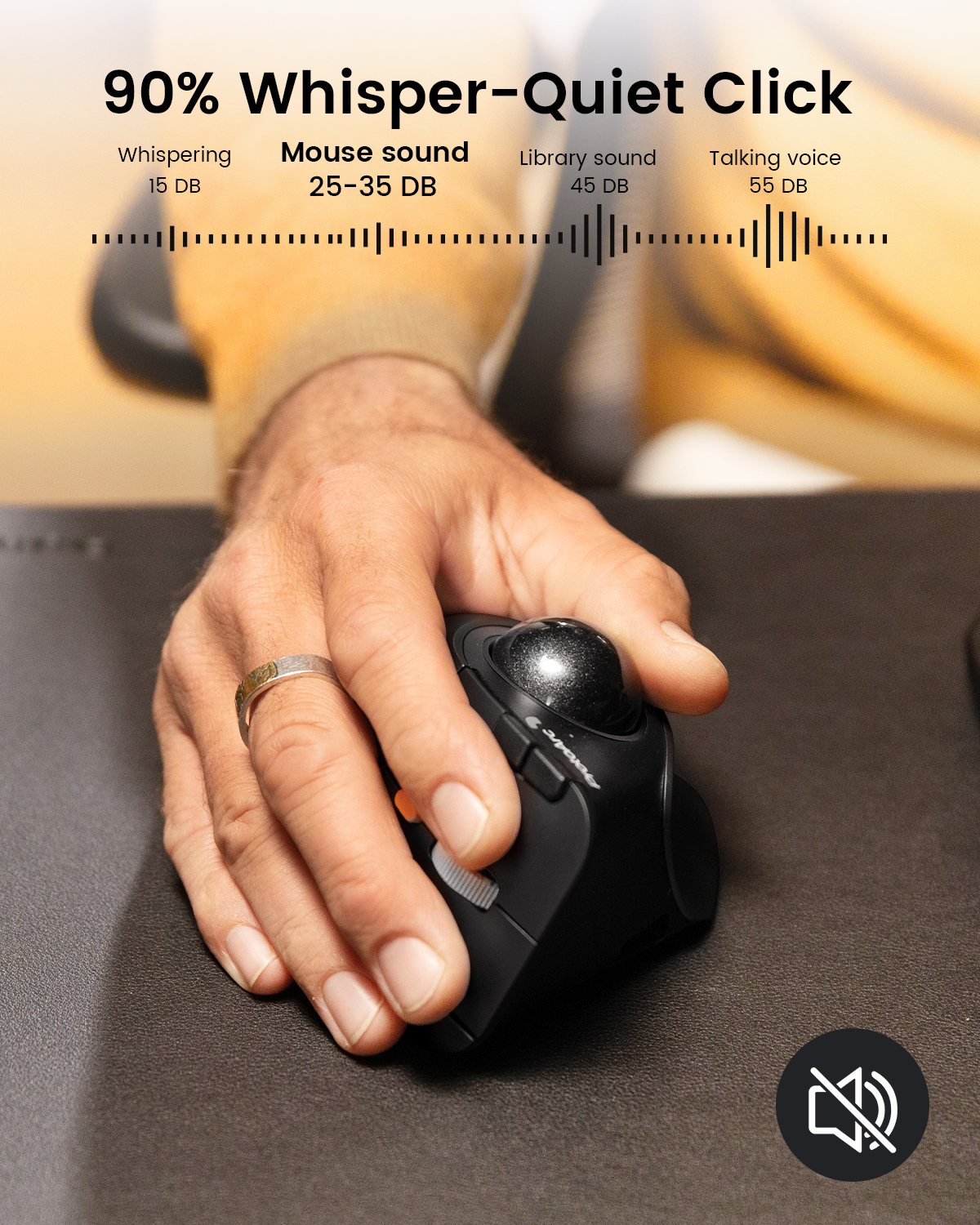 Primer plano de una mano usando un ratón de trackball negro silencioso.