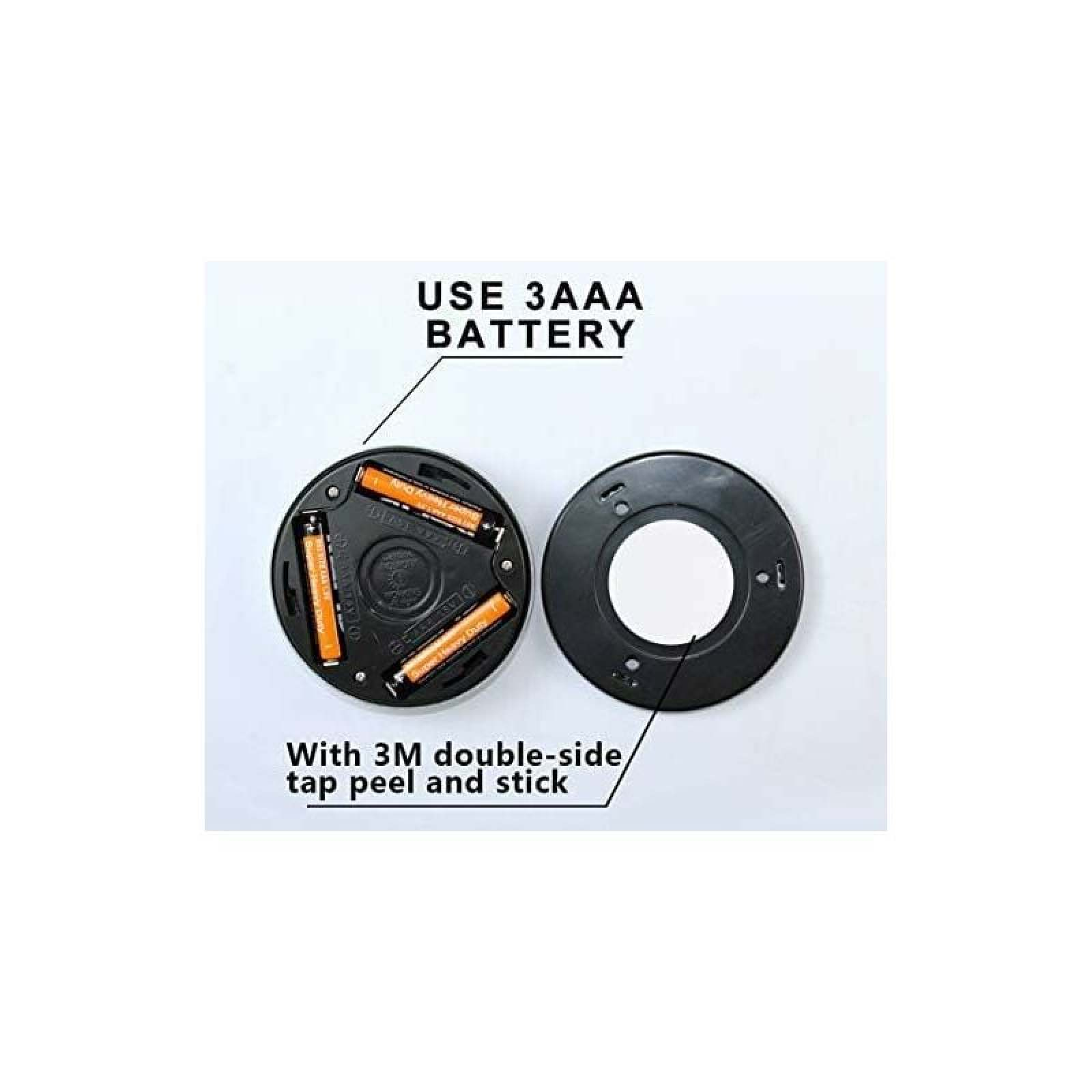 Schwarzes kreisförmiges Gerät mit drei orangefarbenen 3AAA-Batterien und einer Peel-and-Stick-Rückseite.