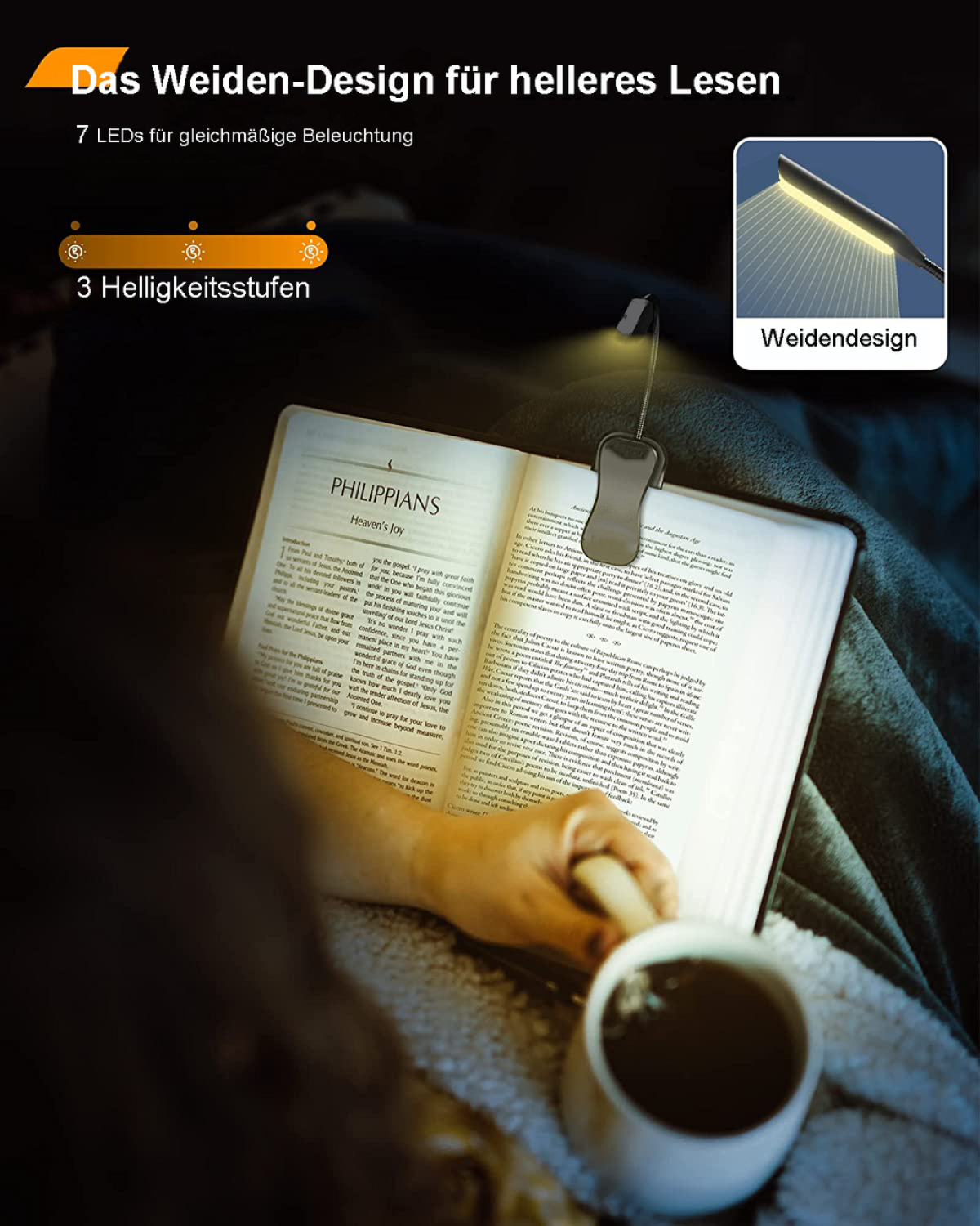 Buchlampe beleuchtet Buchseiten mit "Philippians"-Überschrift. Person hält Tasse.