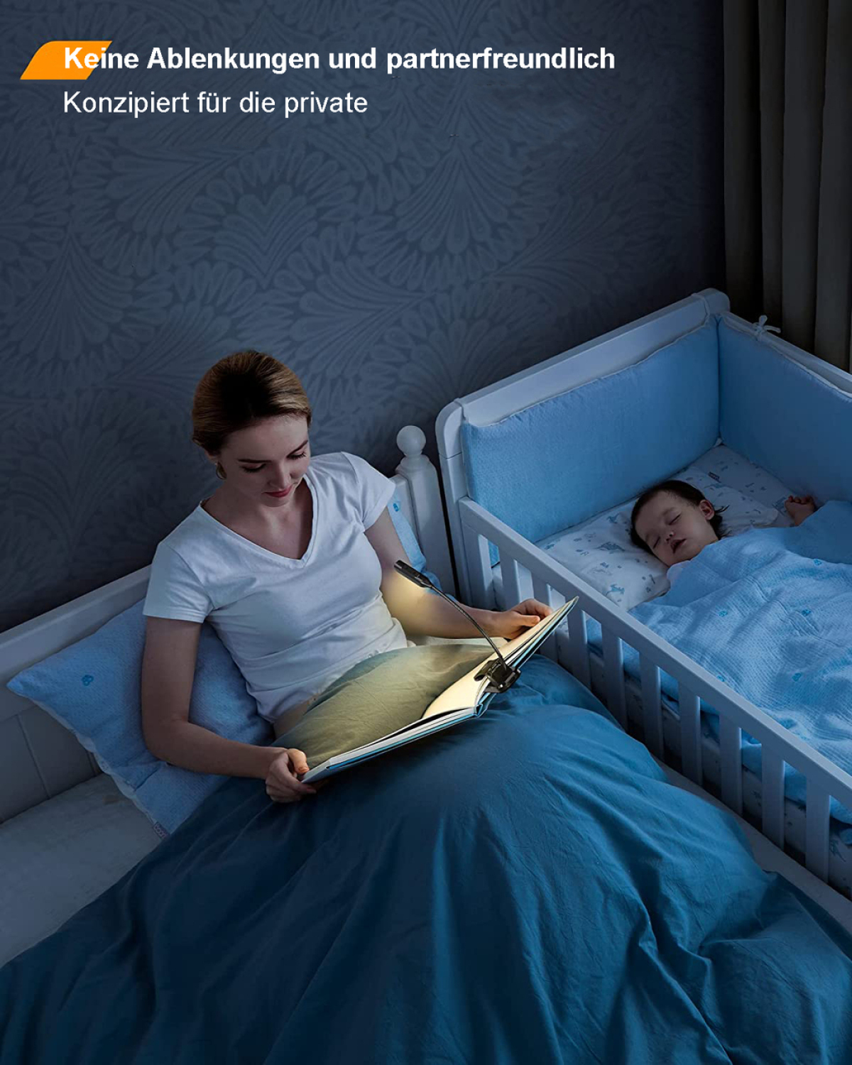 Frau liest Buch am Bett, Baby schläft im Beistellbett daneben.