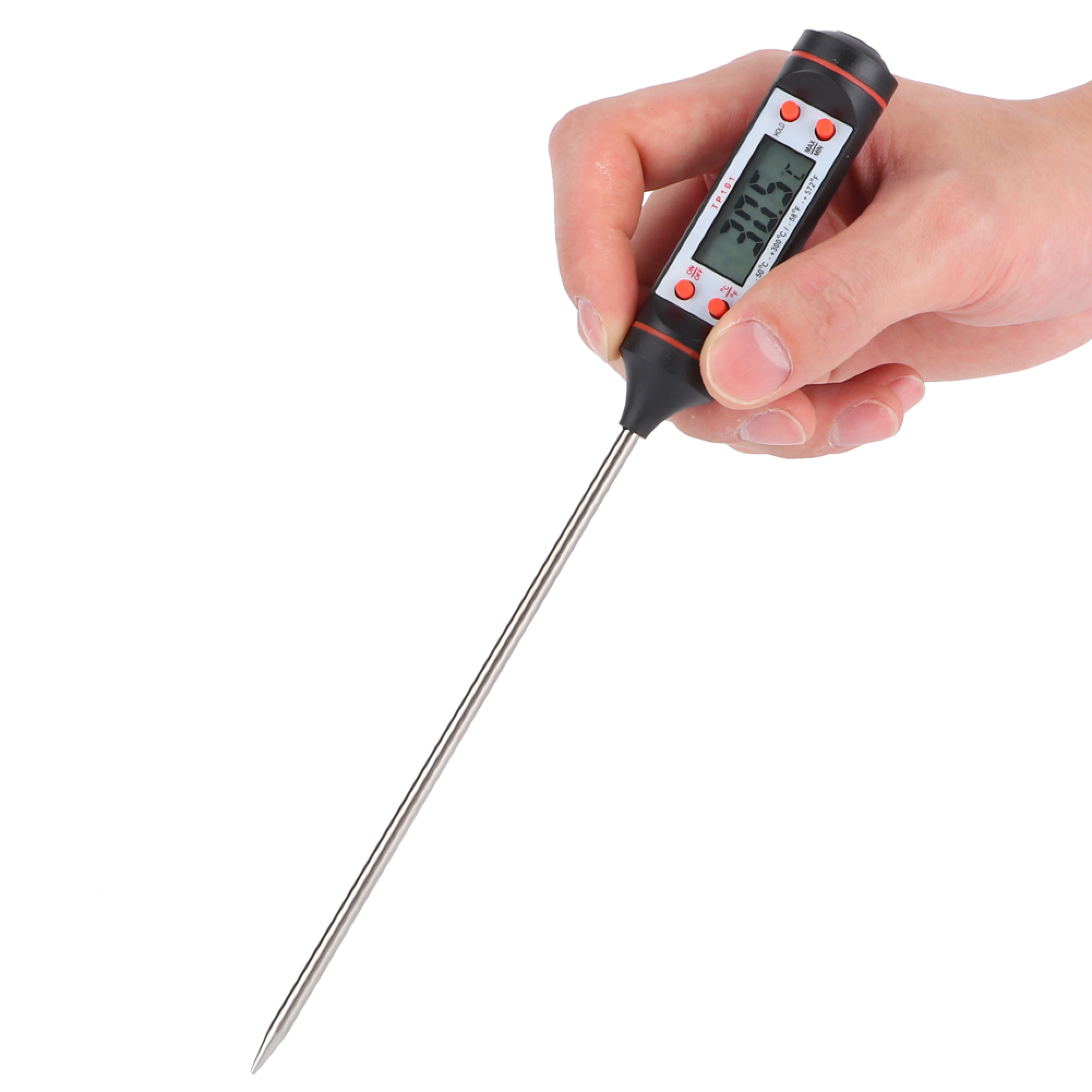 Ein Mensch hält ein digitales Thermometer mit einer Metallsonde.