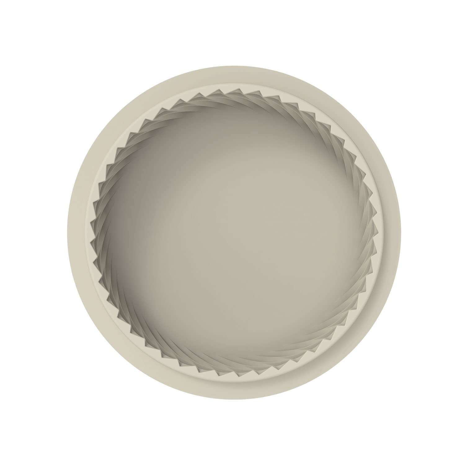 Eine runde, beige Schale mit gezacktem Rand und spiralförmigem Muster im Inneren.