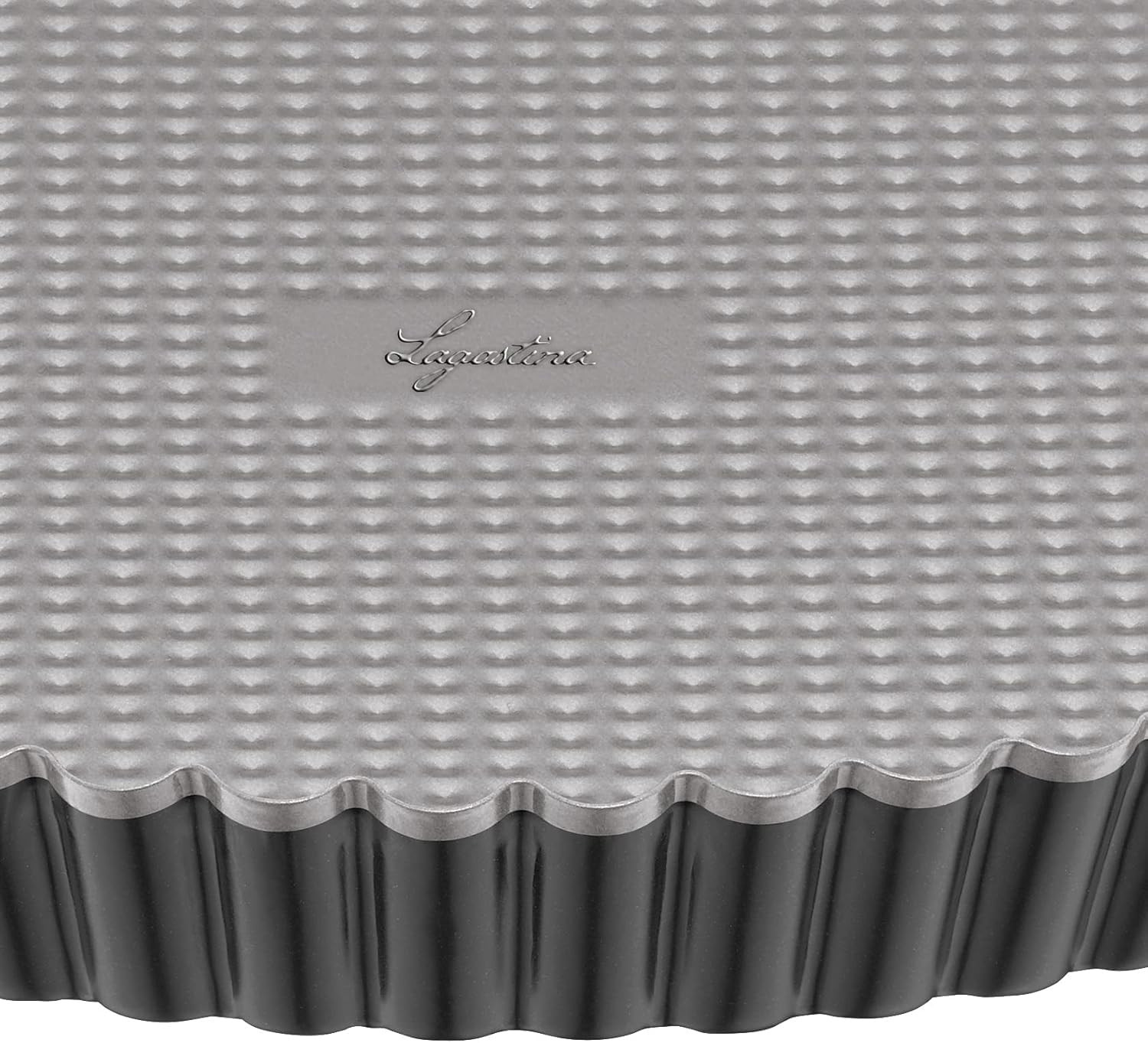 Graue Tartform mit Rillenmuster und Wellenrand. Logo "Lagostina" sichtbar.