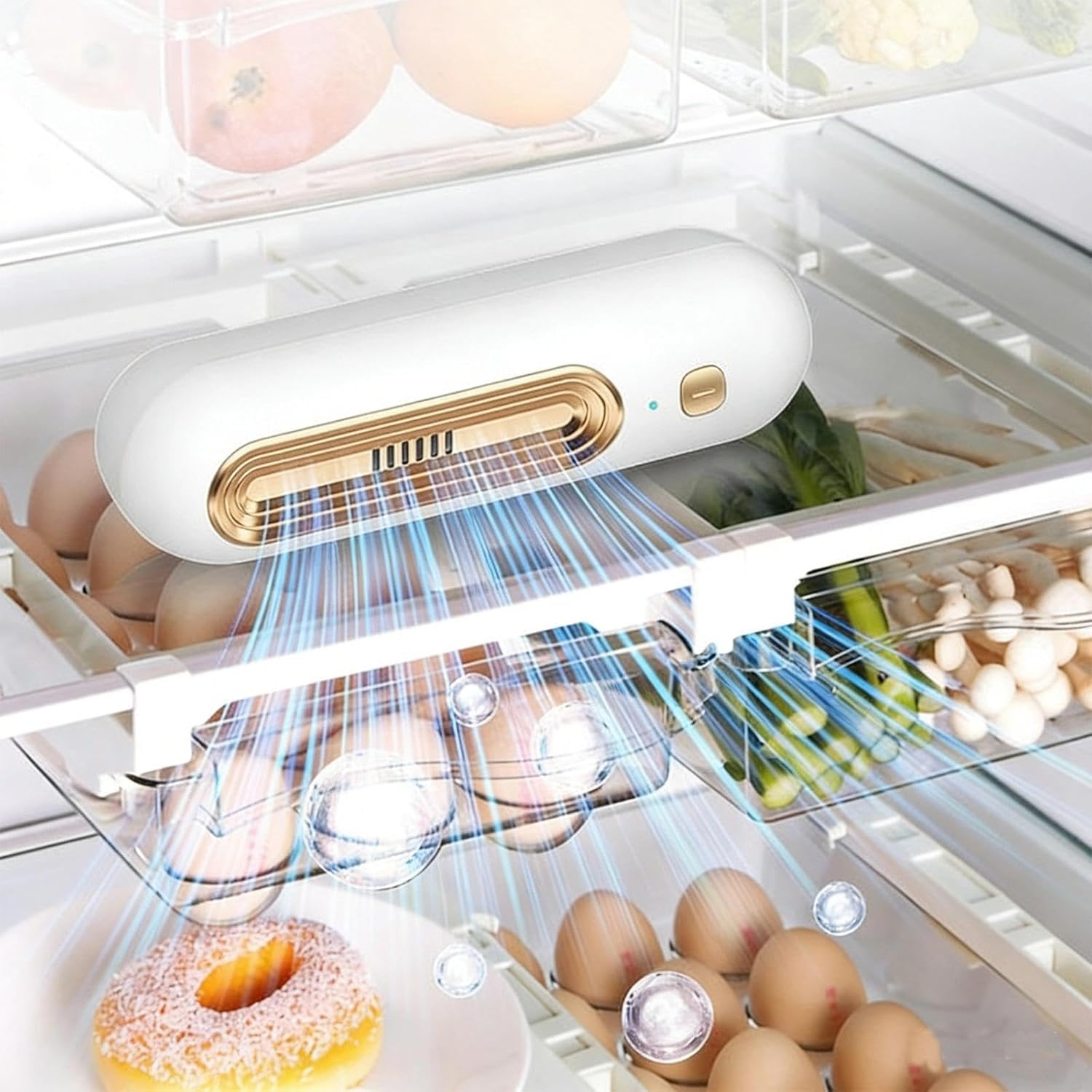 Ein weißes Gerät mit goldenen Akzenten kühlt Eier und einen Donut im Kühlschrank.