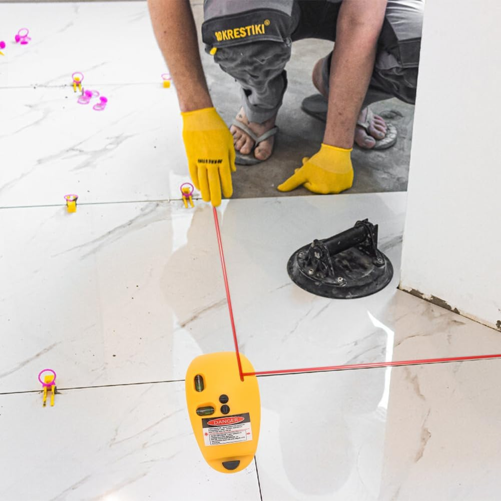 Mann mit gelben Handschuhen verlegt weiße Fliesen mit Nivellierwerkzeug und Laser.