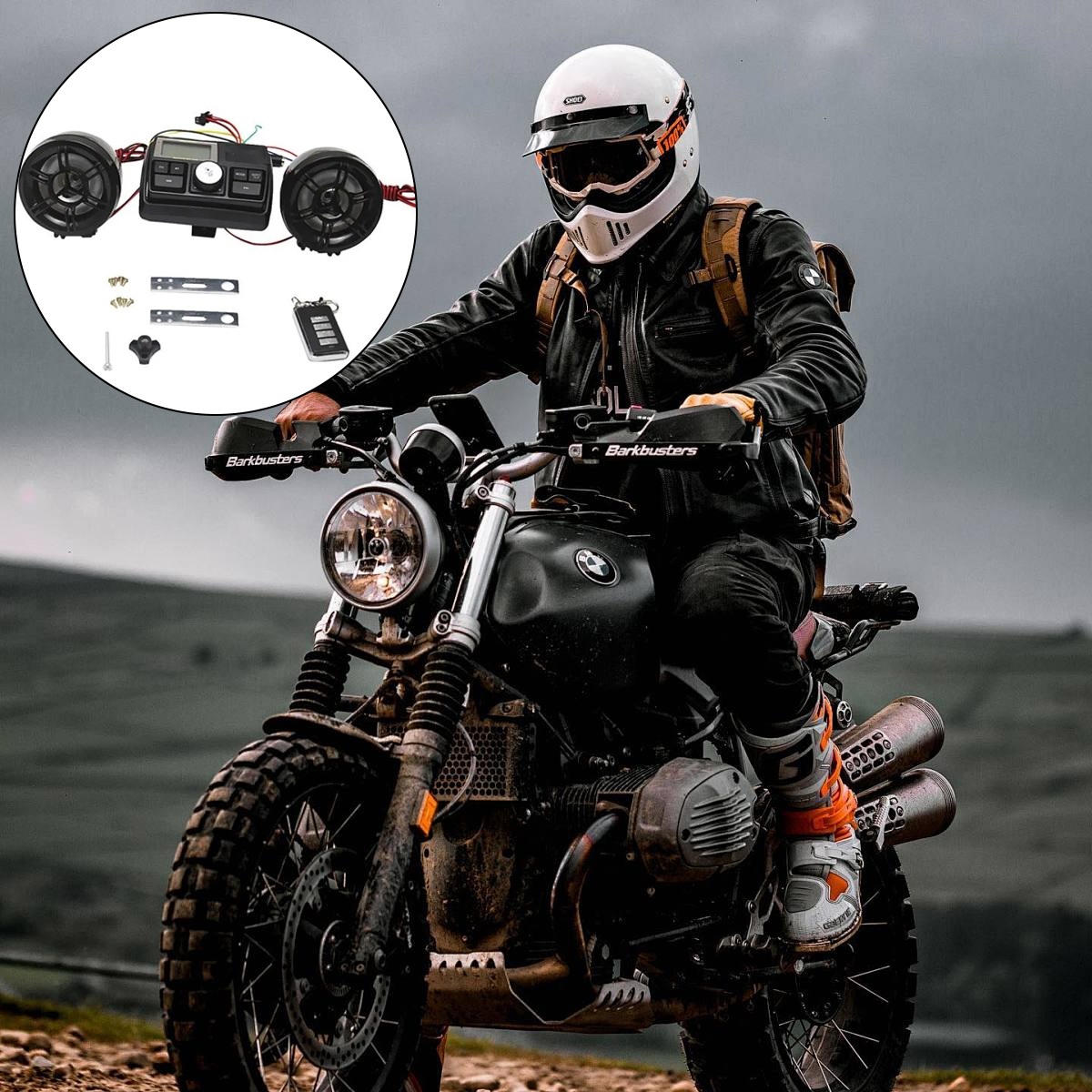 Ein Motorradfahrer in weißem Helm und schwarzer Lederjacke fährt ein Motorrad im Freien.