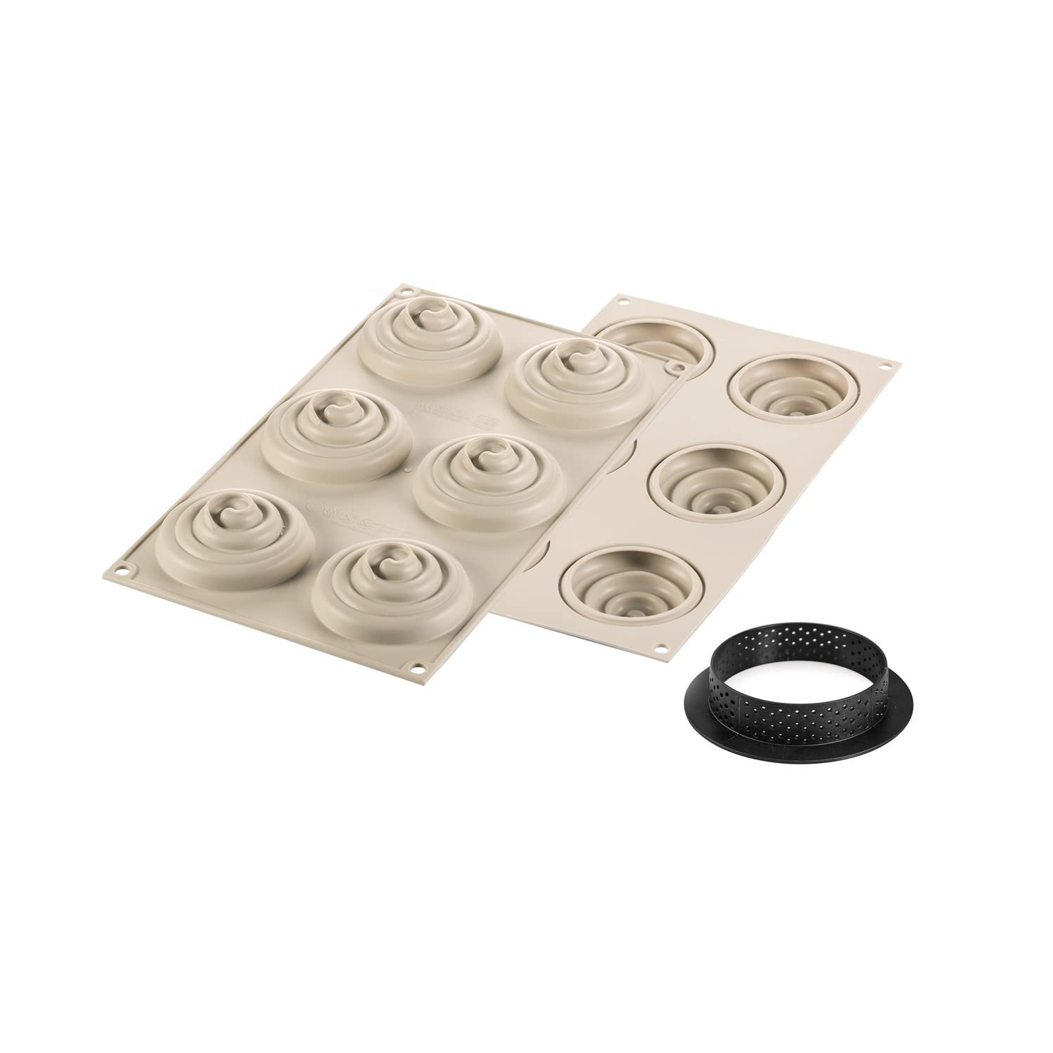 Zwei beige Backformen mit 6 Mulden und ein schwarzer Tortenring.