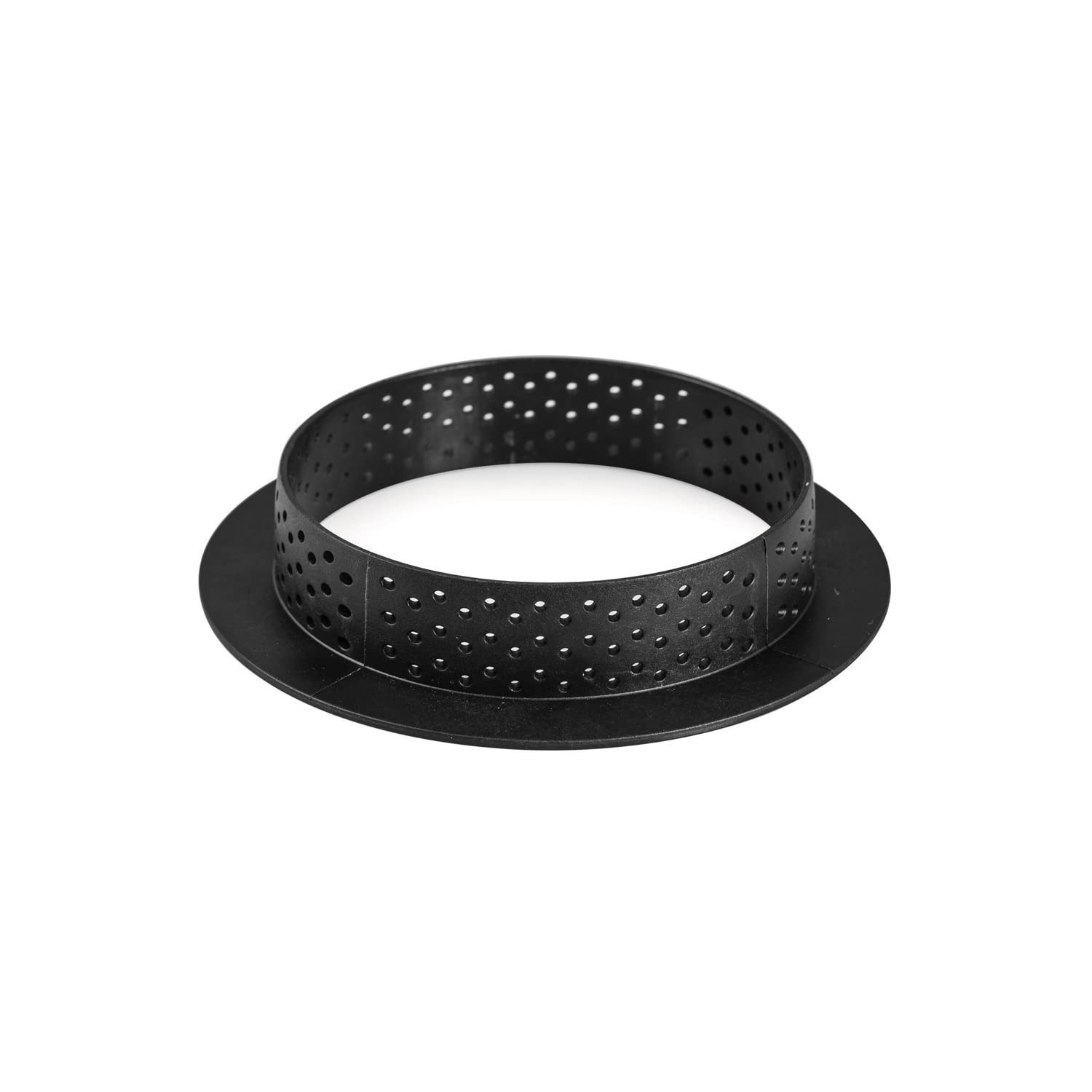 Ein schwarzer, perforierter Tortenring mit Boden auf weißem Hintergrund.