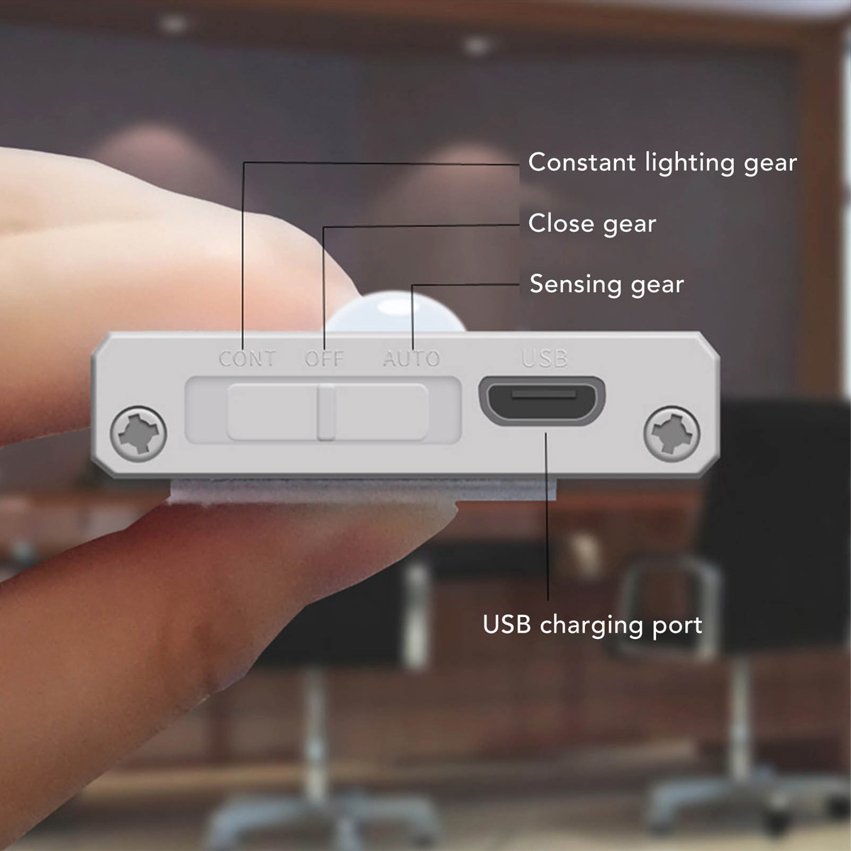 Ein Finger hält ein weißes Gerät mit Bedienelementen: CONT, OFF, AUTO und USB-Anschluss.