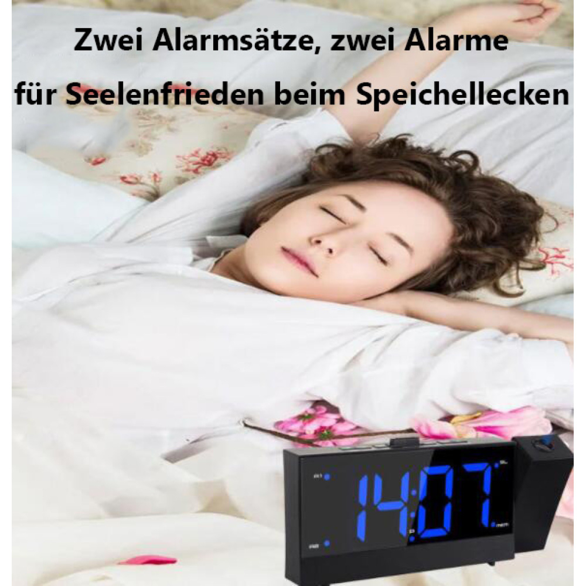 Eine Frau schläft im Bett, ein digitaler Projektionswecker zeigt 14:07.