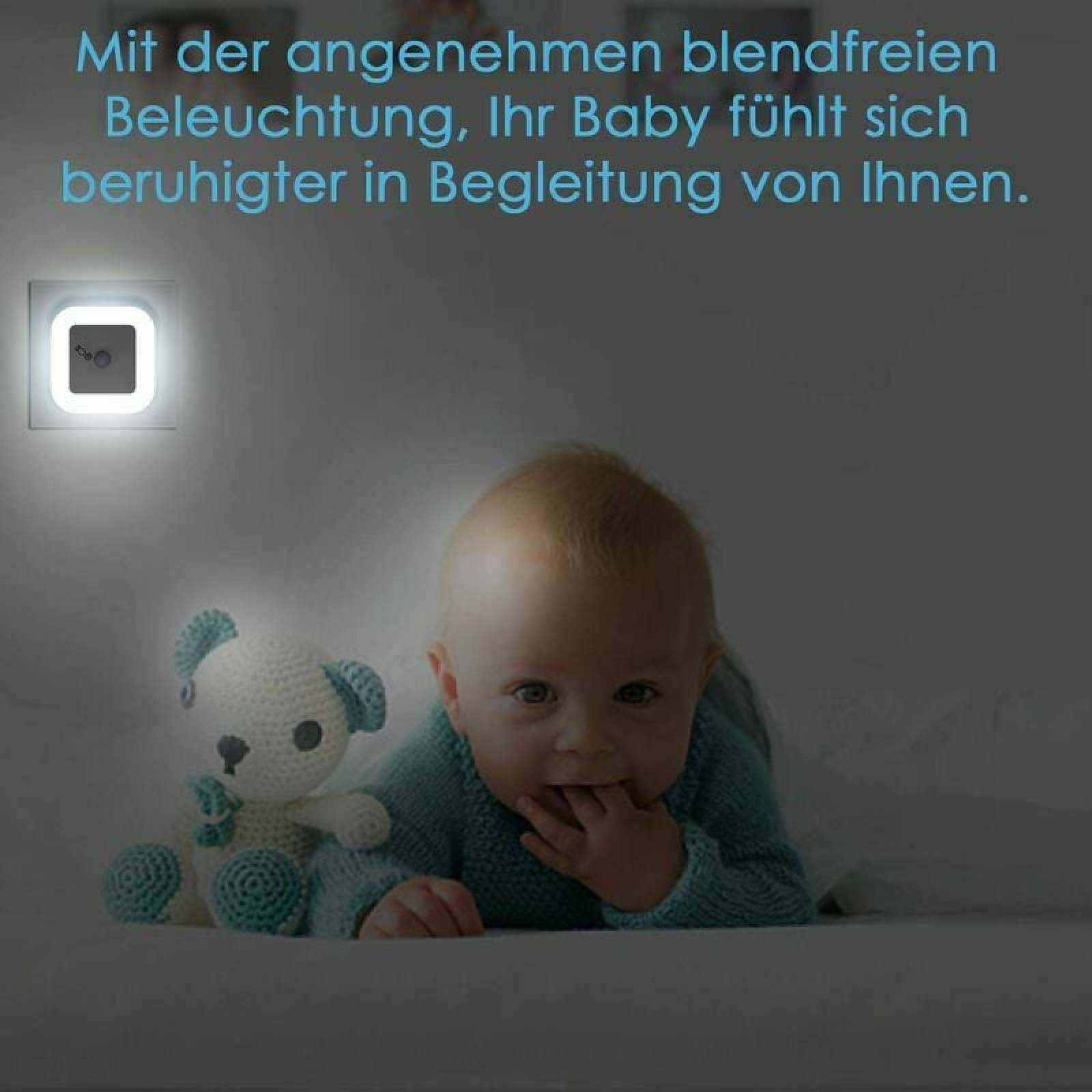 Ein Baby liegt neben einem Teddybär; ein Nachtlicht leuchtet.