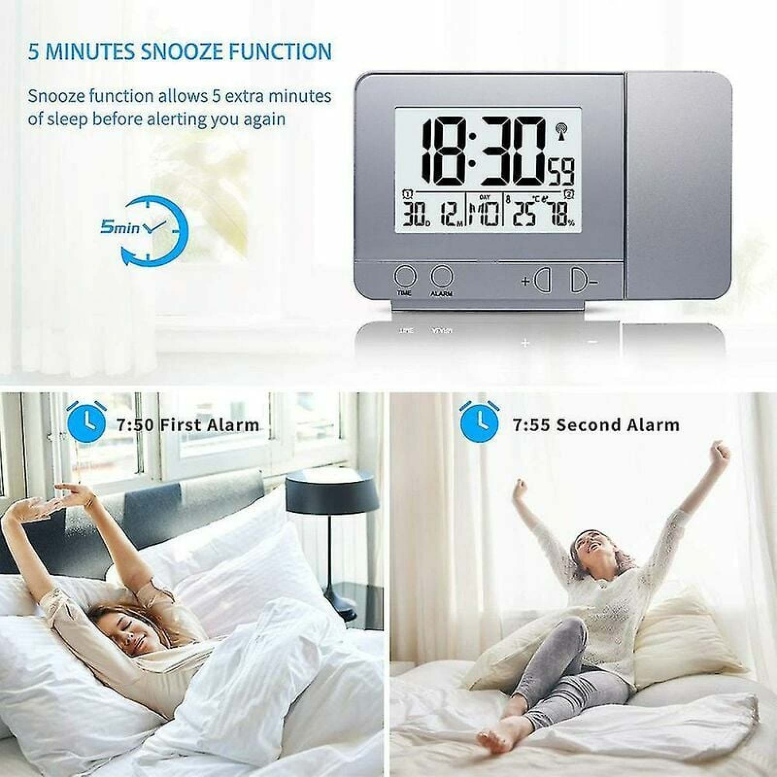 Ein Projektionswecker zeigt 18:30 Uhr an. Unten ist eine Frau im Bett, die sich streckt.