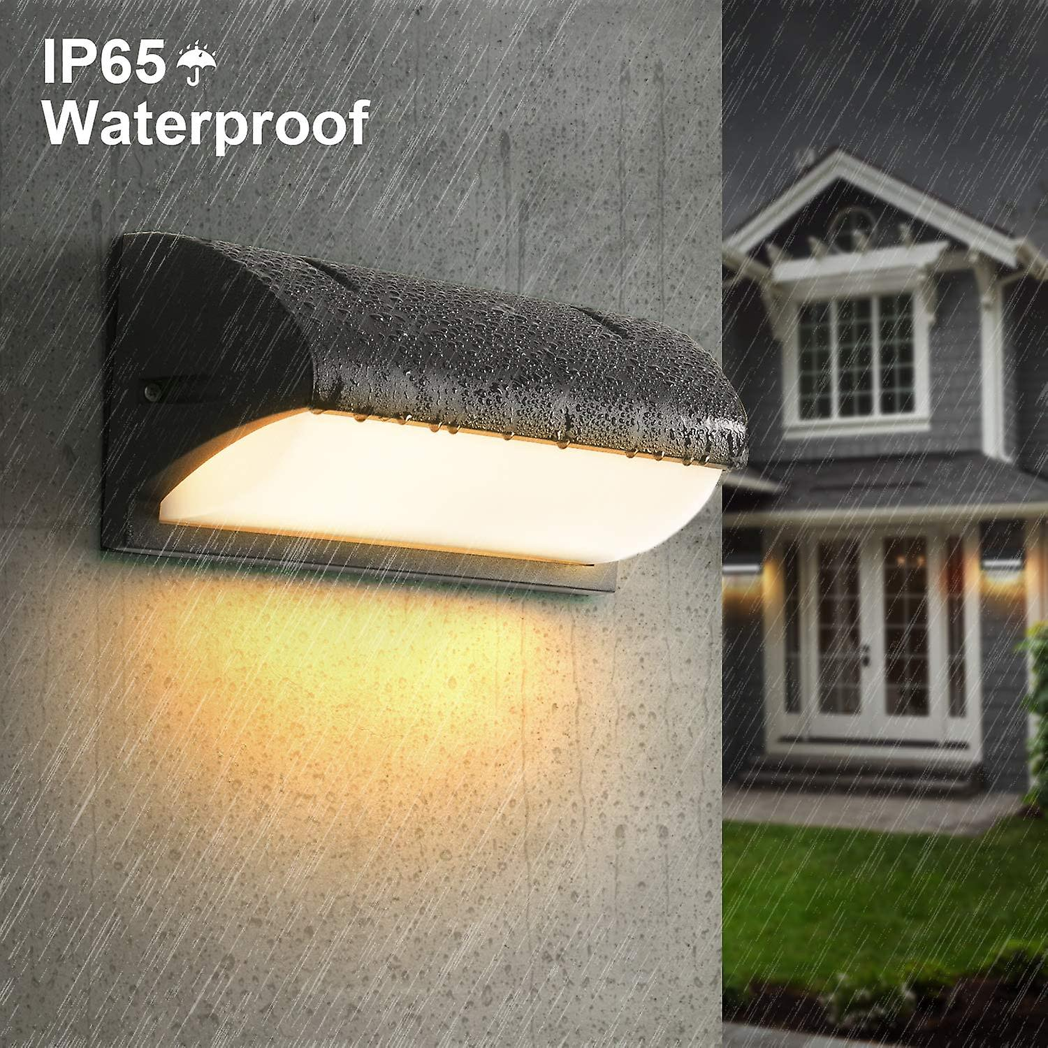 IP65 wasserdichte Außenleuchte an einer Hauswand bei Regen.