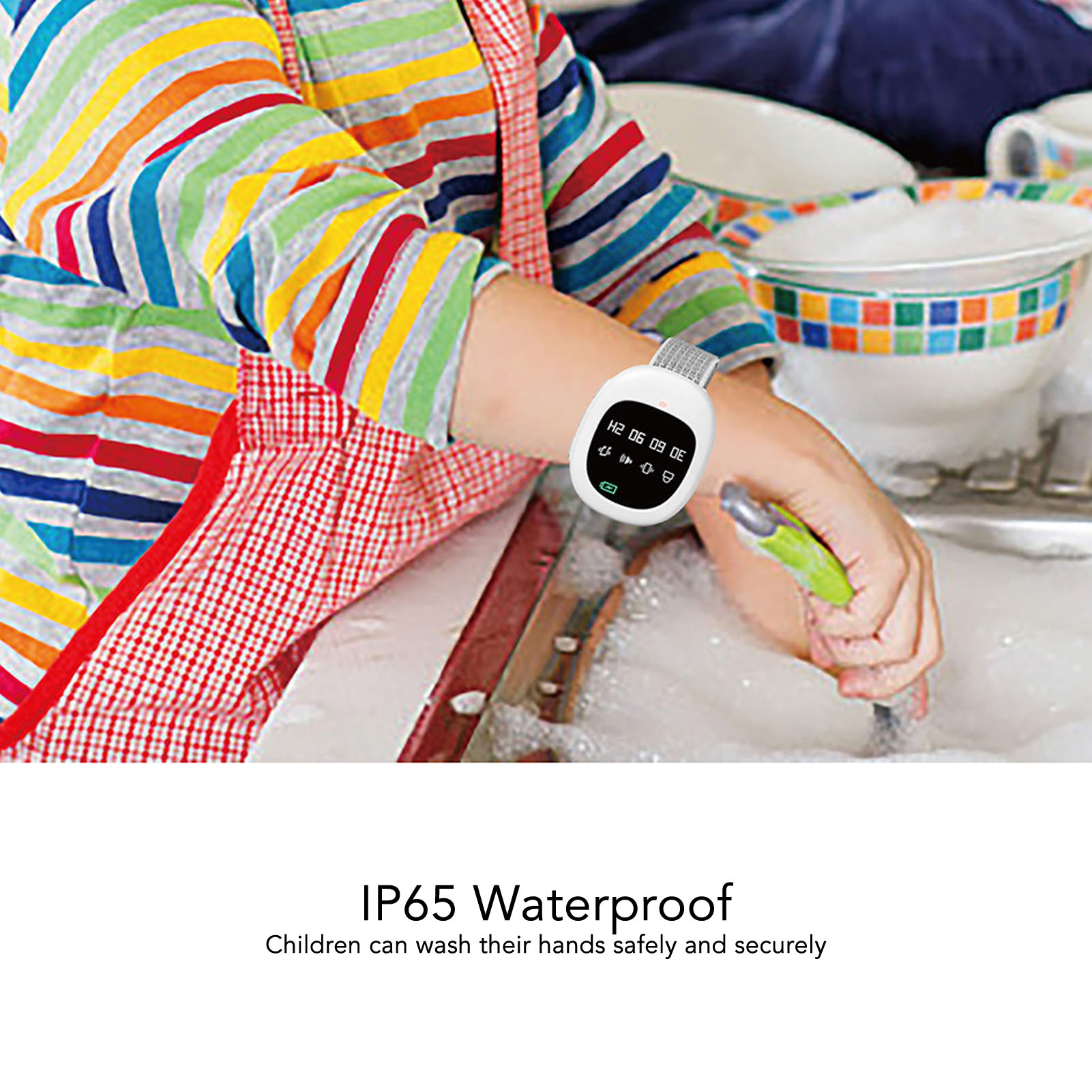 Kind wäscht Hände mit Seife, trägt bunte Kleidung und eine Smartwatch.