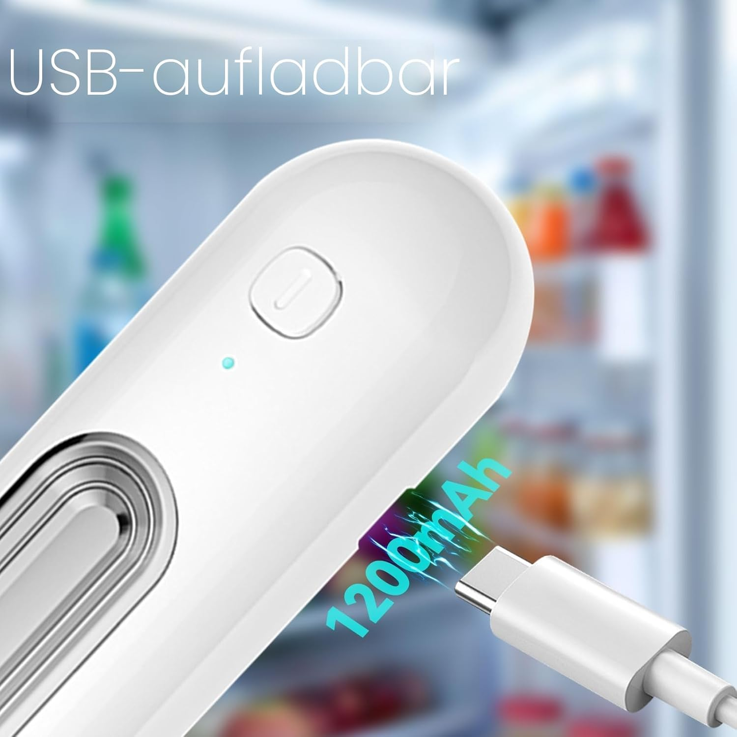 Weißes USB-Ladegerät mit 1200mAh Kapazität, vor Kühlschrankregalen.
