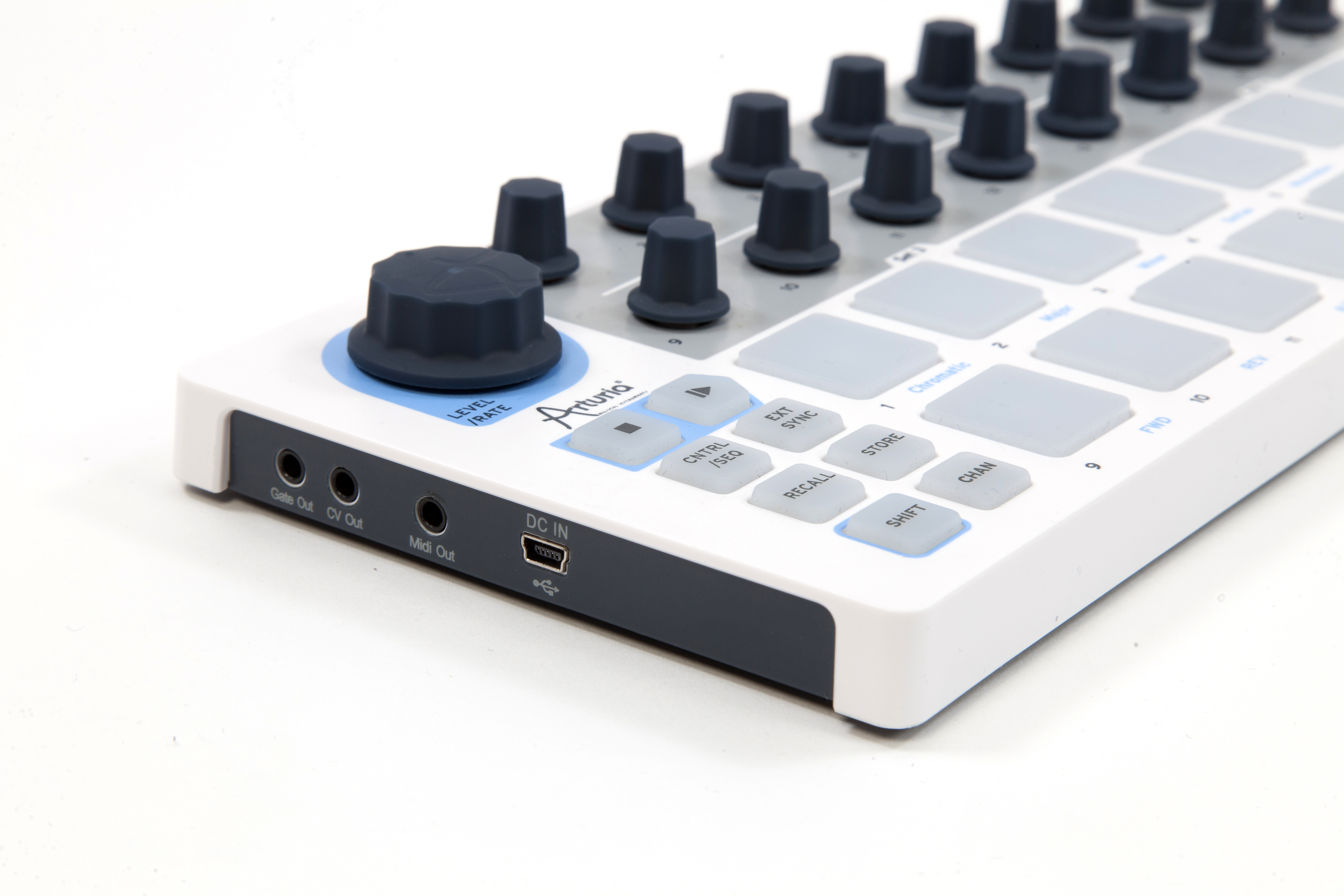 Weißer Arturia-Synthesizer mit blauen Akzenten, Knöpfen und hellblauen Pads.