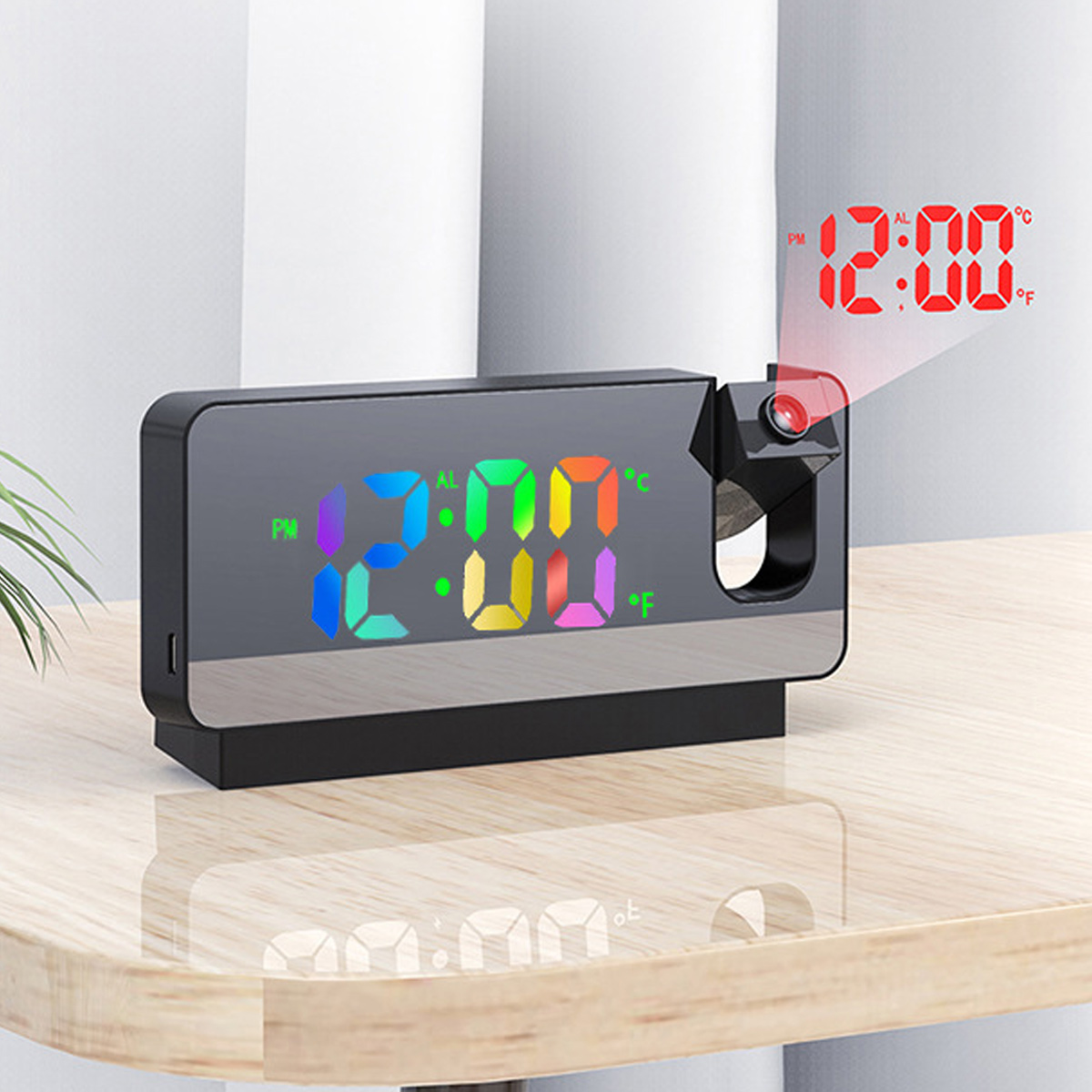 Ein digitaler Projektionswecker zeigt 12:00 Uhr in bunten Farben an.