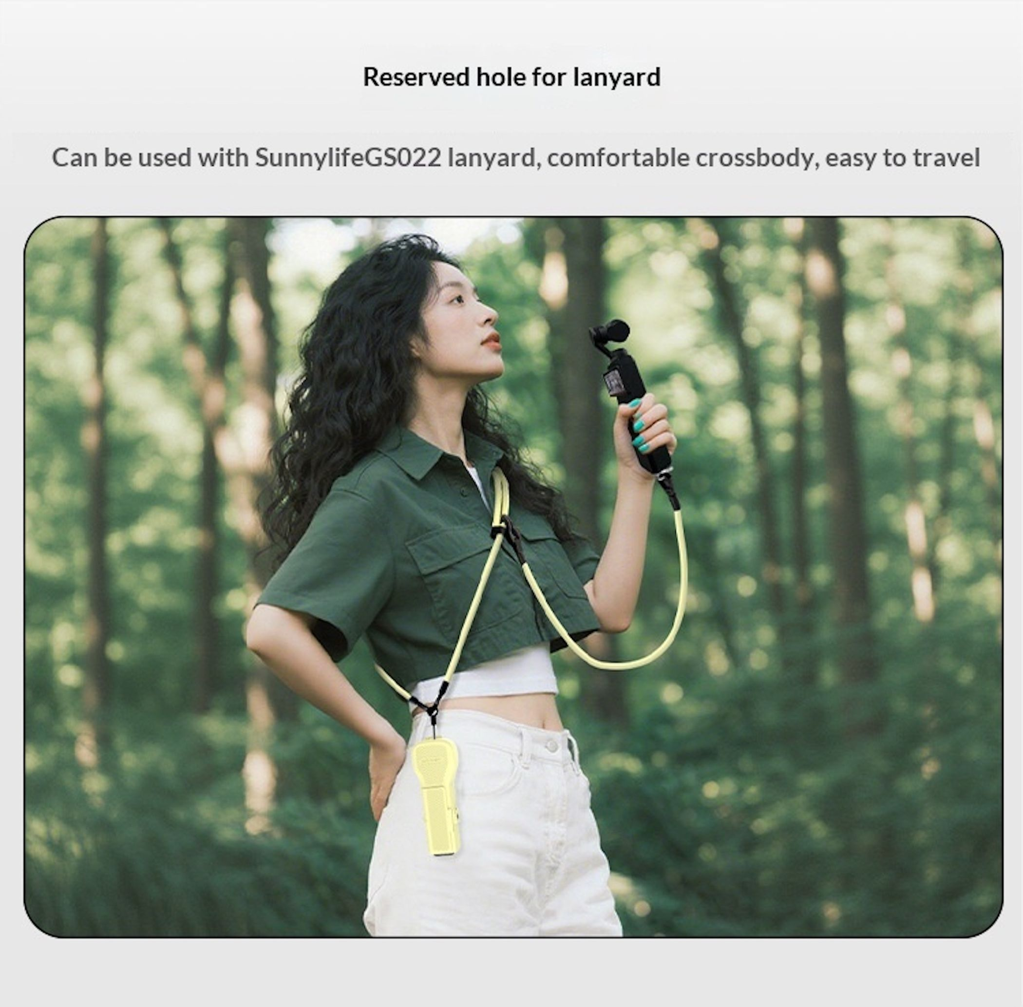 Eine Frau mit einem Gimbal und einem gelben Lanyard im Wald.
