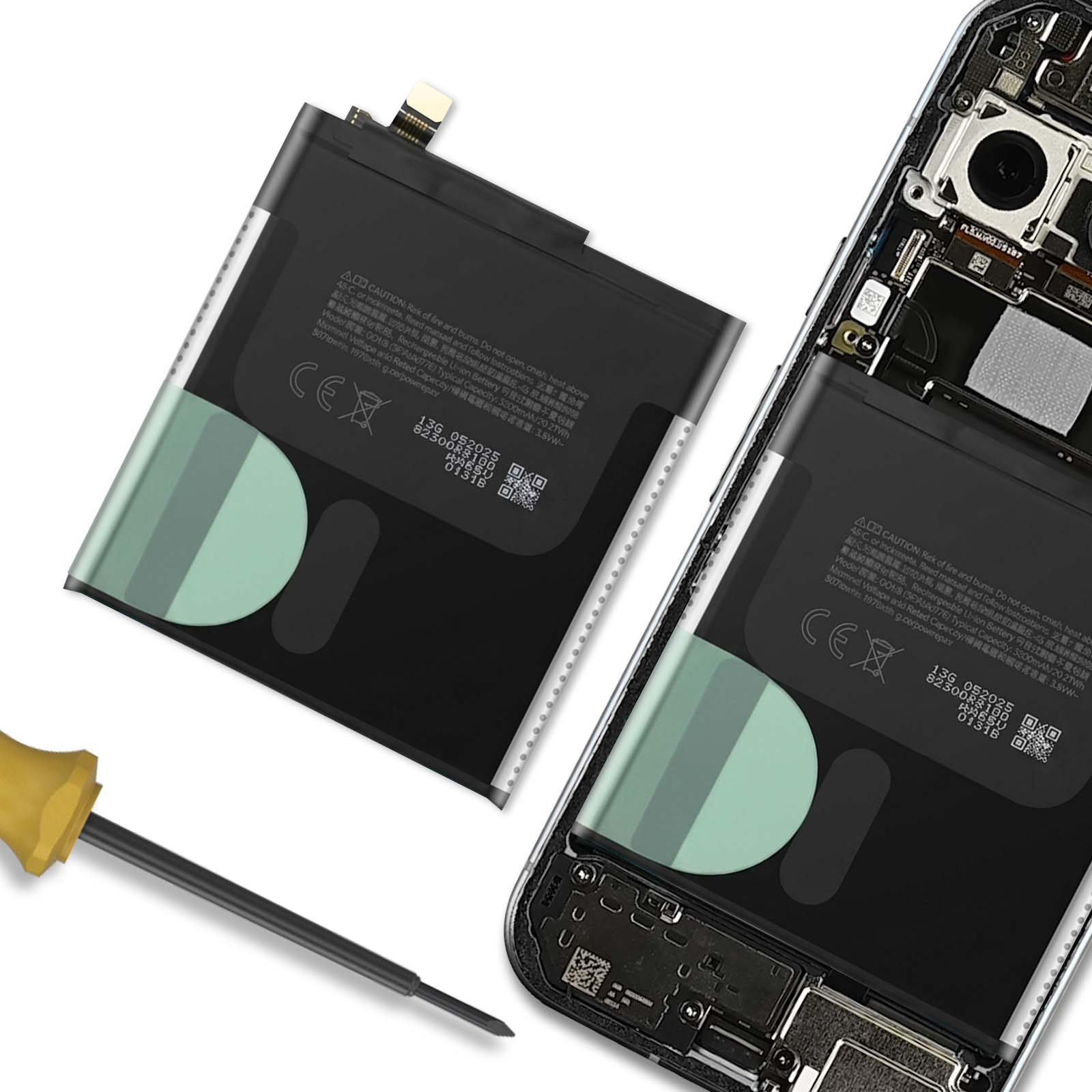 Ein Smartphone-Akku und ein geöffnetes Smartphone liegen nebeneinander. Ein Schraubendreher ist zu sehen.