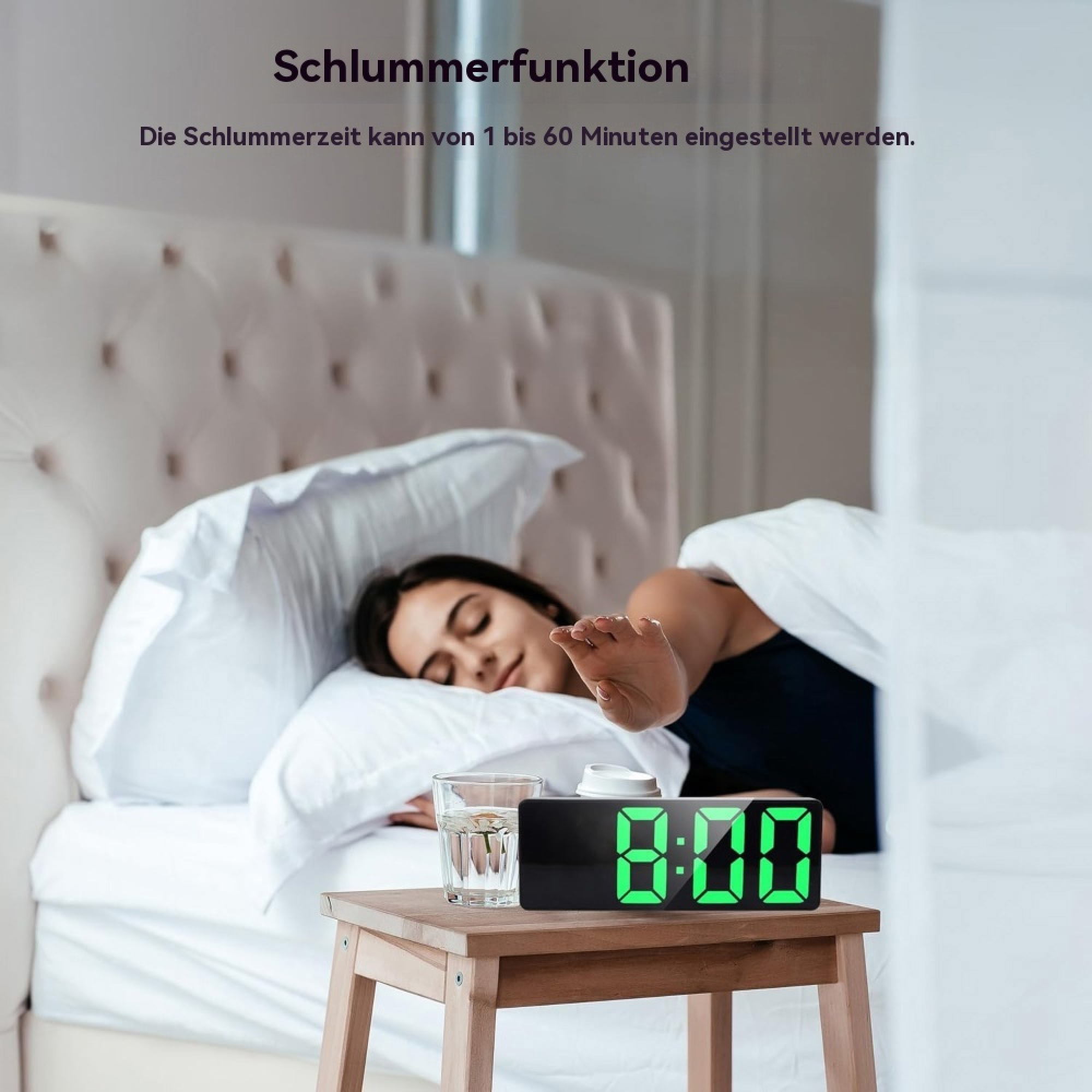 Eine Frau schläft im Bett, ein digitaler Wecker zeigt 8:00 an.