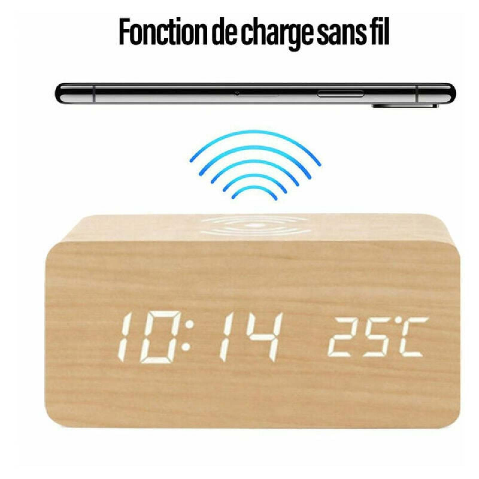 Holzwecker mit digitaler Anzeige 10:14 25C, über ihm ein Handy und blaue Ladesignale.