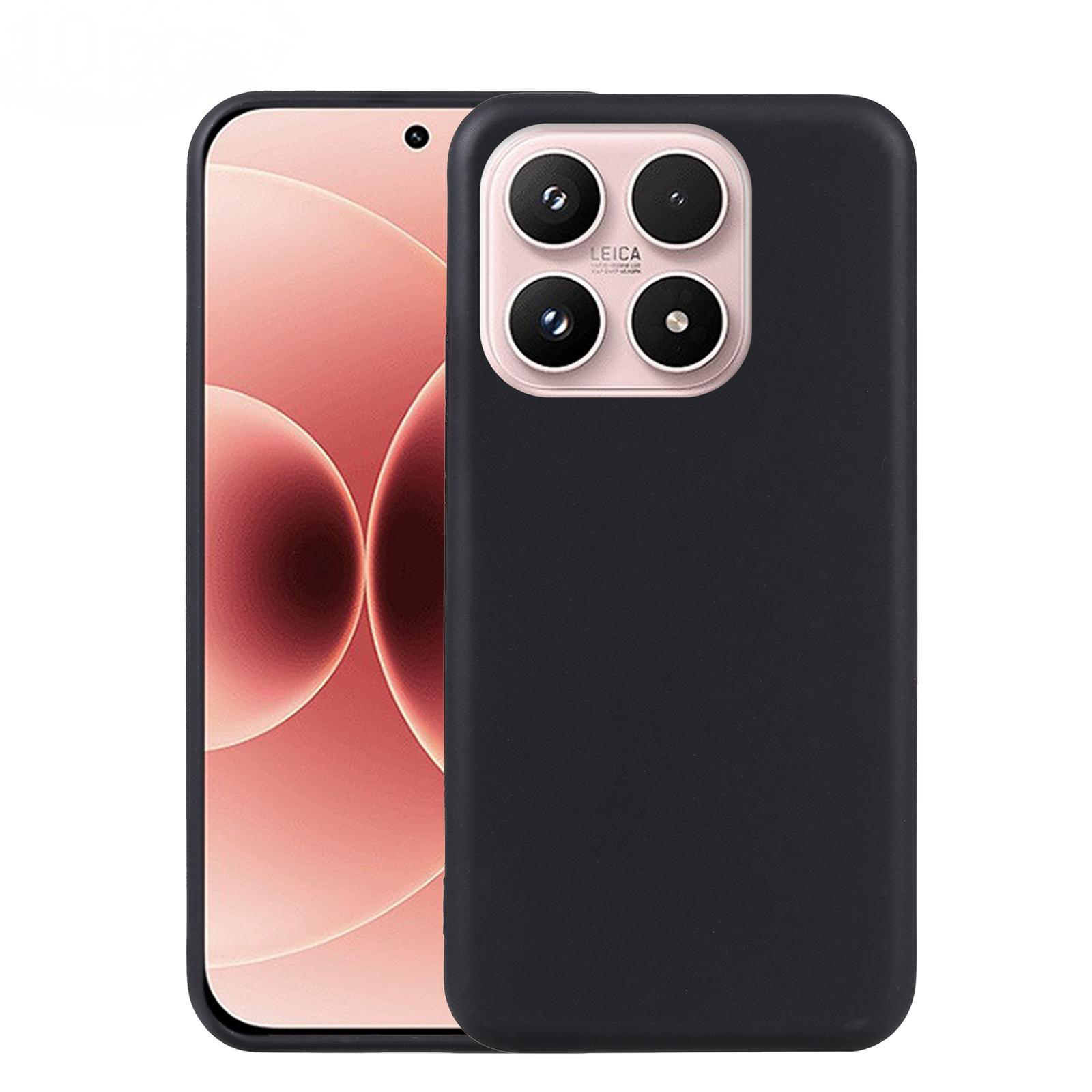 Schwarze Handyhülle mit vierfacher Kamera auf der Rückseite, neben einem Smartphone mit rosa Hintergrund.