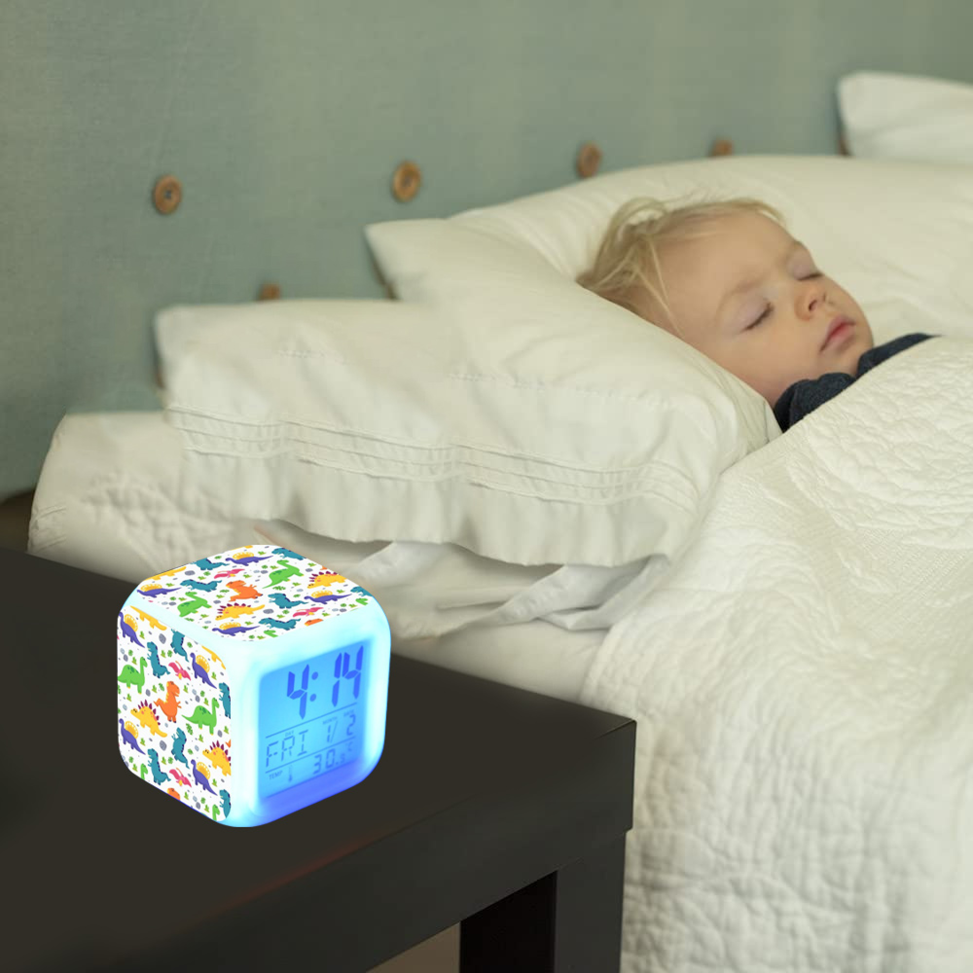 Ein Baby schläft im Bett, neben einem leuchtenden Dino-Wecker.