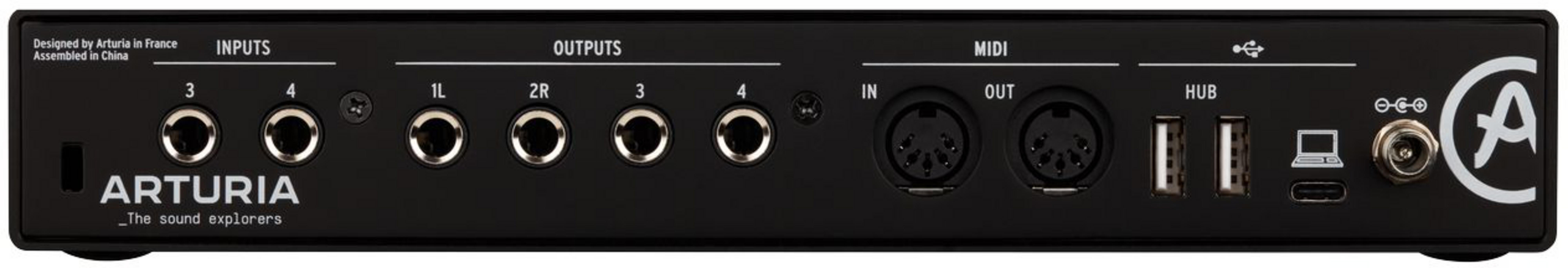Rückseite eines schwarzen Audiogeräts mit Anschlüssen, MIDI-Ports, USB-Ports und Logo.