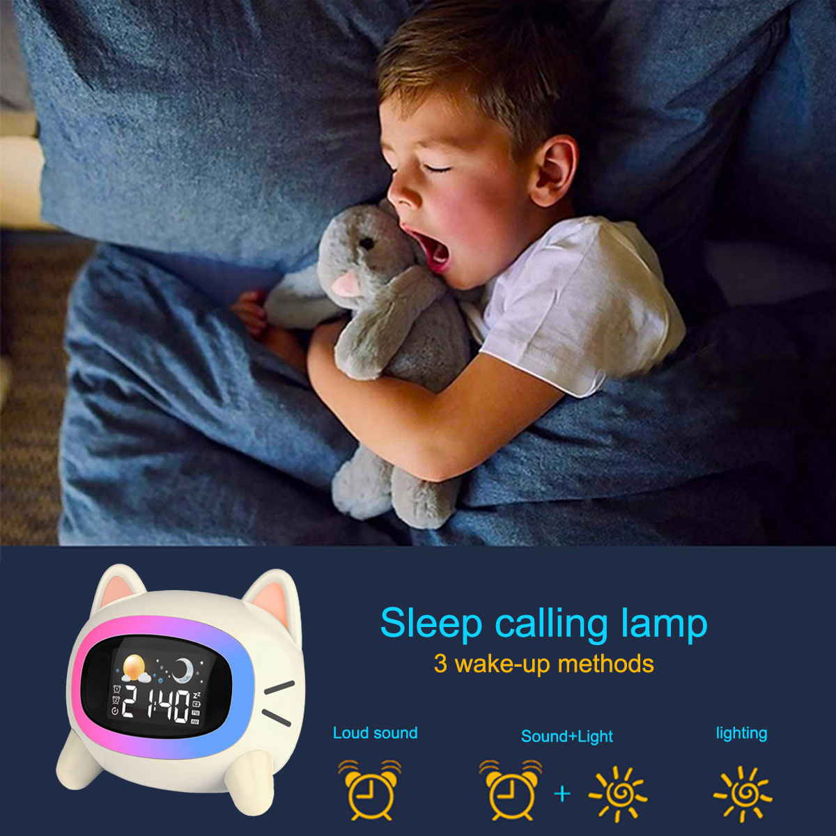 Ein kleiner Junge schläft mit einem Plüschhasen. Eine katzenförmige Lampe zeigt 21:40 an.
