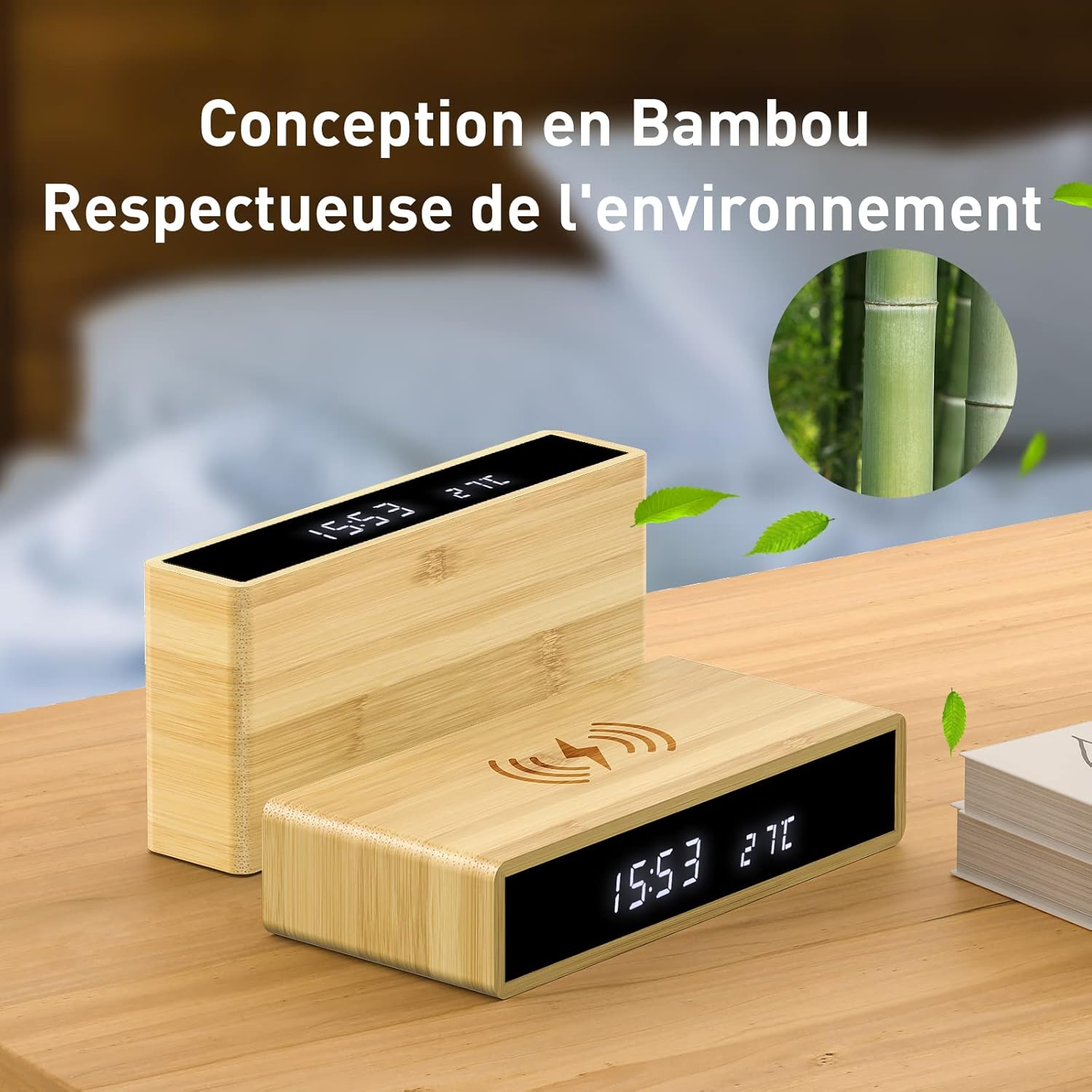 Zwei Bambus-Ladegeräte mit Digitalanzeige auf einem Holztisch.