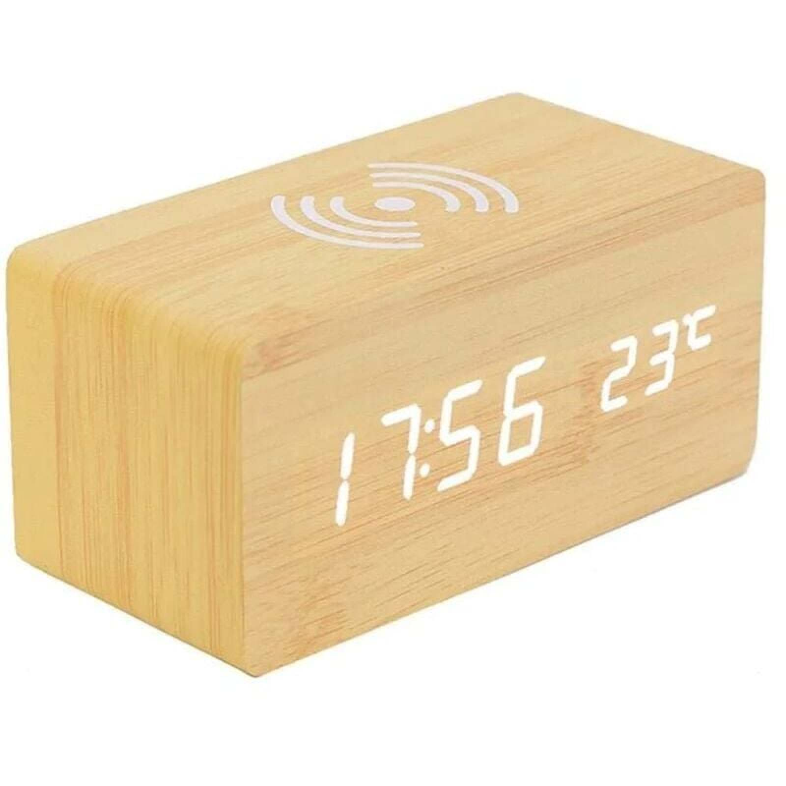 Holzuhr mit digitaler Anzeige 17:56 und 23C, mit Ladeanzeige.