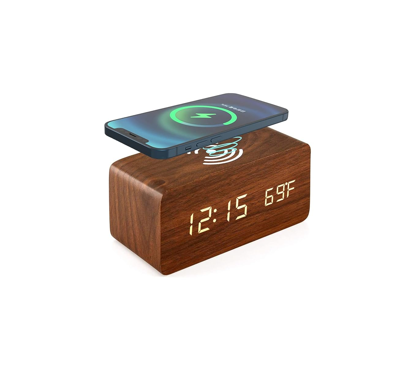 Ein Smartphone lädt auf einem Holzwecker mit digitaler Anzeige.