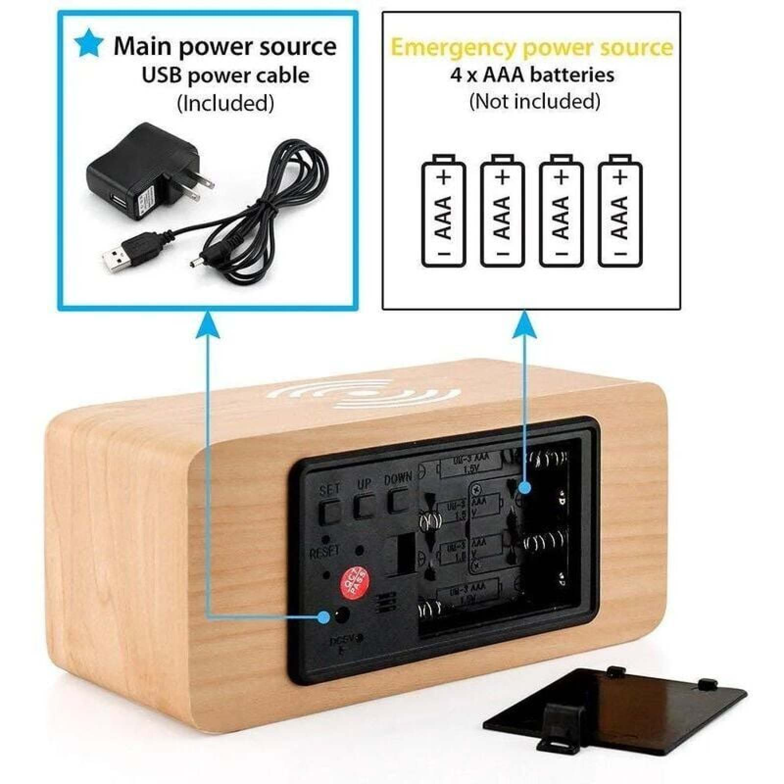 Ein Holzwecker mit USB-Kabel und Batteriefach für 4 AAA-Batterien.